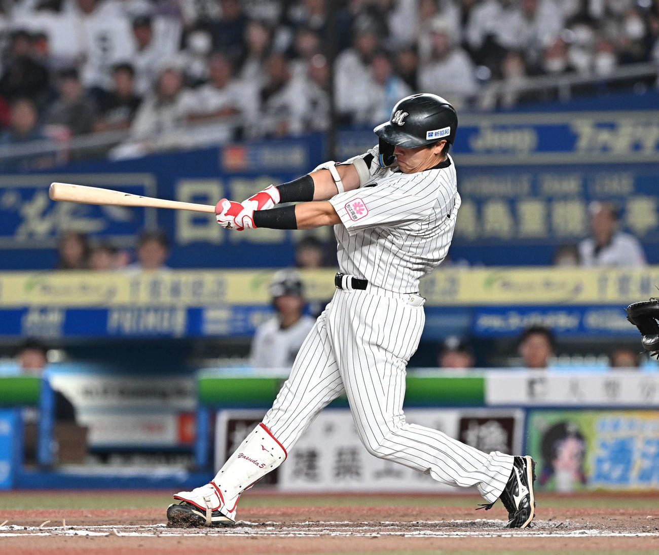 ロッテ対ソフトバンク　6回裏ロッテ無死一、二塁、安田は右中間へ適時二塁打を放つ（撮影・滝沢徹郎）