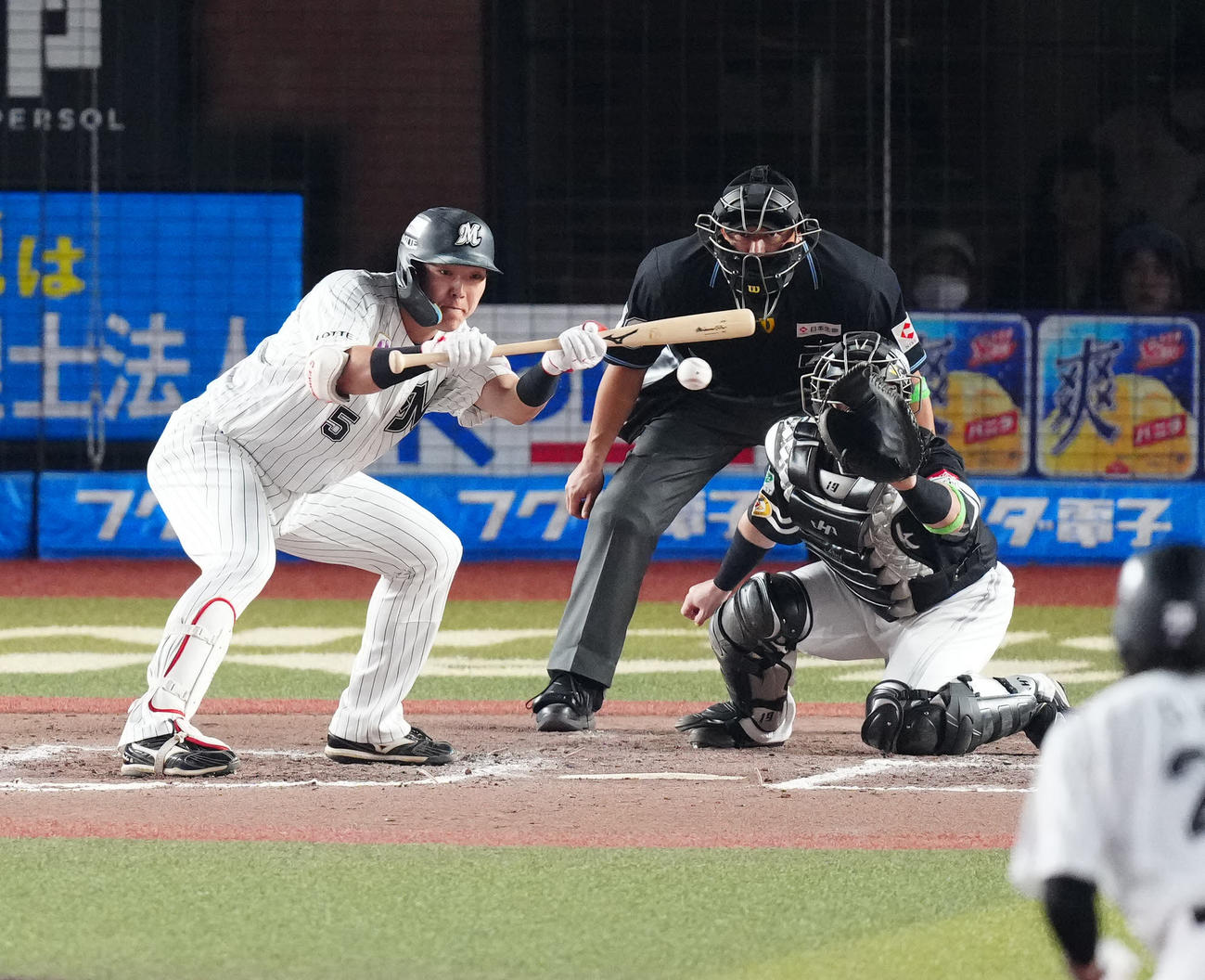 ロッテ対ソフトバンク　6回裏ロッテ無死一、二塁、バントするも空振りとした安田（撮影・江口和貴）