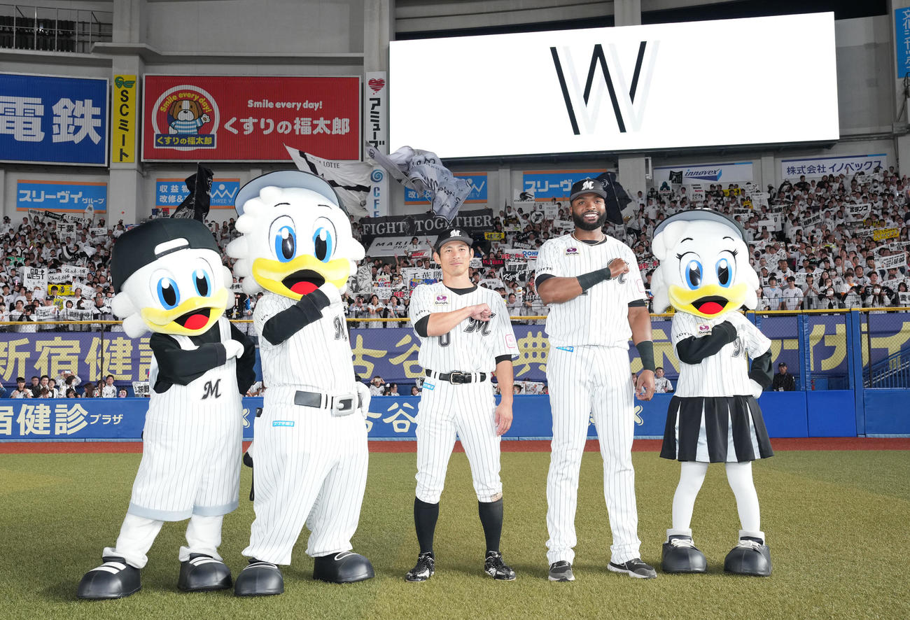 ロッテ対ソフトバンク　ソフトバンクに勝利し、笑顔で記念撮影に納まるロッテ荻野（左）とポランコ（撮影・鈴木みどり）