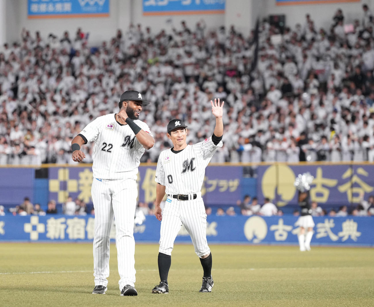 ロッテ対ソフトバンク　ソフトバンクに勝利し、ファンの声援に応えるロッテ荻野（右）とポランコ（撮影・鈴木みどり）