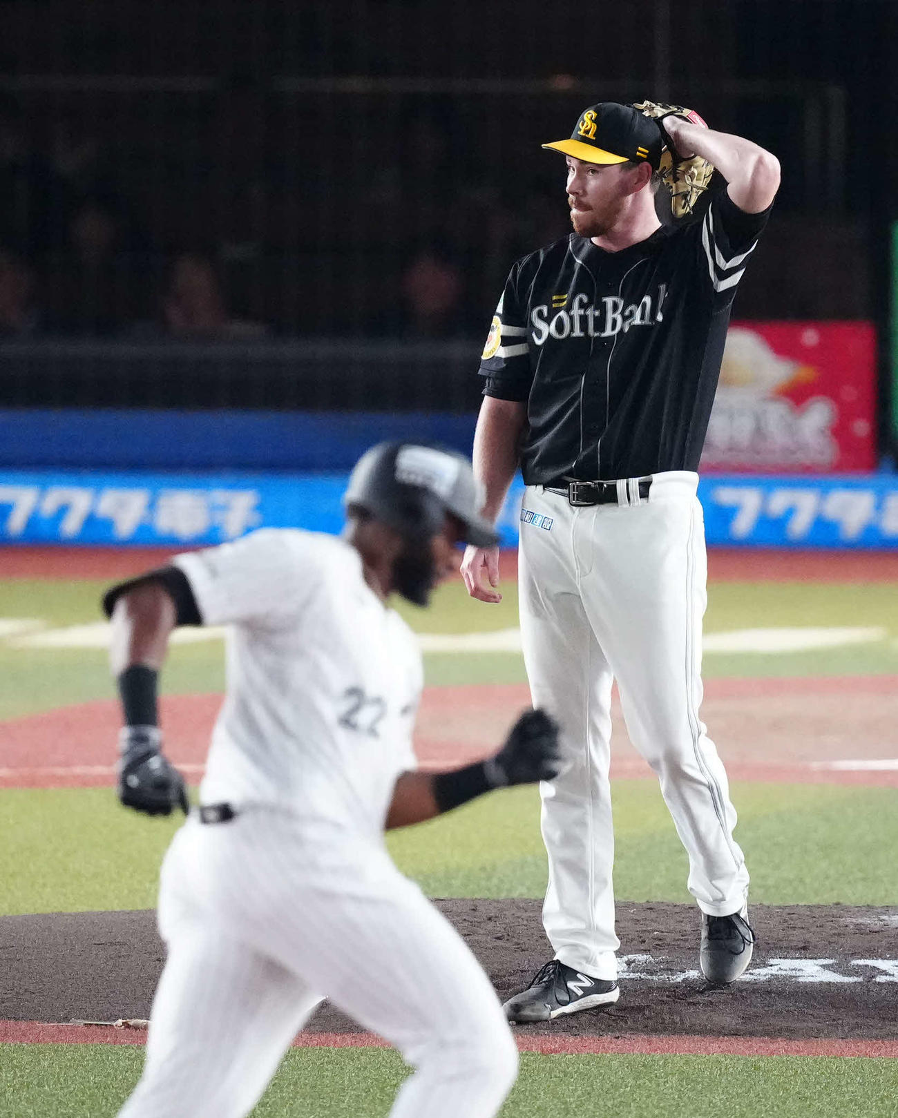 ロッテ対ソフトバンク　1回裏ロッテ2死、ポランコ（手前）にソロ本塁打を浴びるスチュワート（撮影・江口和貴）