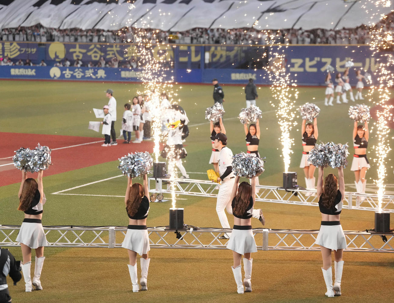 ロッテ対ソフトバンク　マウンドへ向かうロッテ佐々木朗（撮影・鈴木みどり）