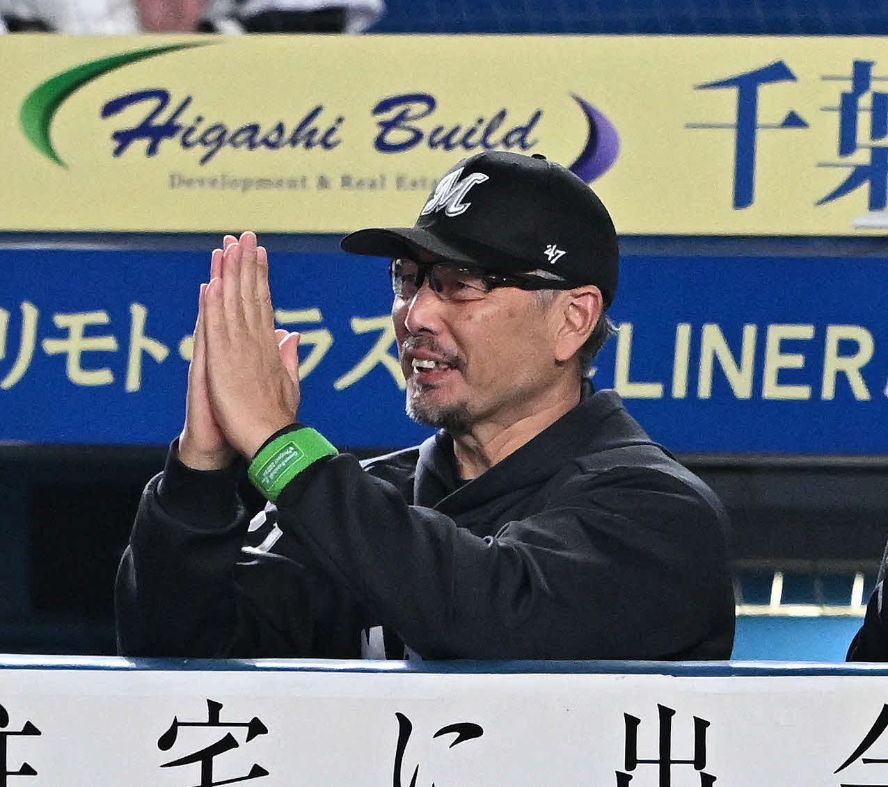 ロッテ対ソフトバンク　6回裏ロッテ無死一、二塁、適時二塁打を放った安田に向かって手を合わせる吉井監督（撮影・滝沢徹郎）