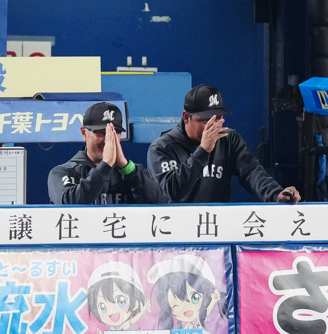 ロッテ対ソフトバンク　6回裏ロッテ無死一、二塁、適時二塁打を放った安田にベンチから謝る吉井監督（左）（撮影・江口和貴）