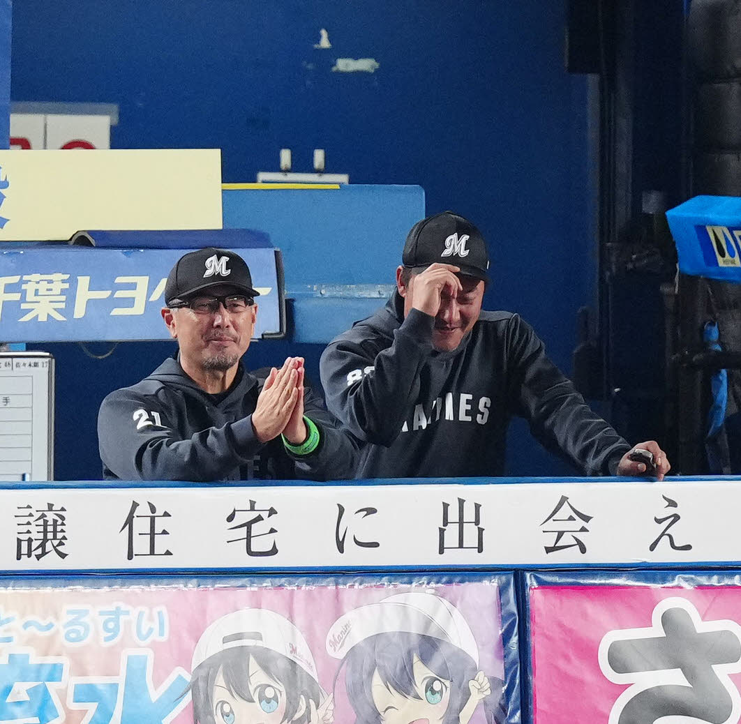 ロッテ対ソフトバンク　6回裏ロッテ無死一、二塁、適時二塁打を放った安田にベンチから謝る吉井監督（左）（撮影・江口和貴）