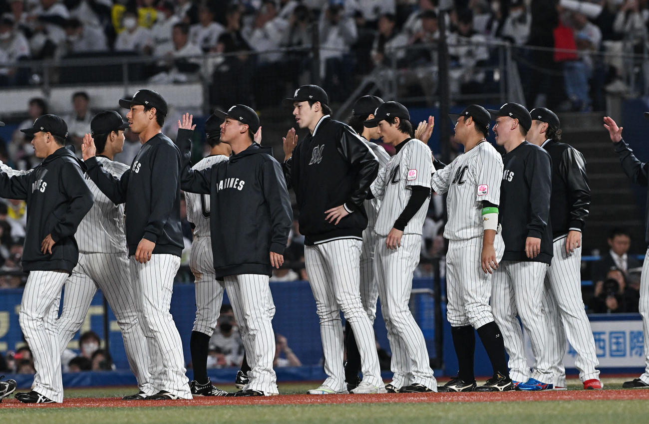 ロッテ対ソフトバンク　試合に勝利しタッチをかわすロッテ佐々木朗（前列中央）ら（撮影・滝沢徹郎）