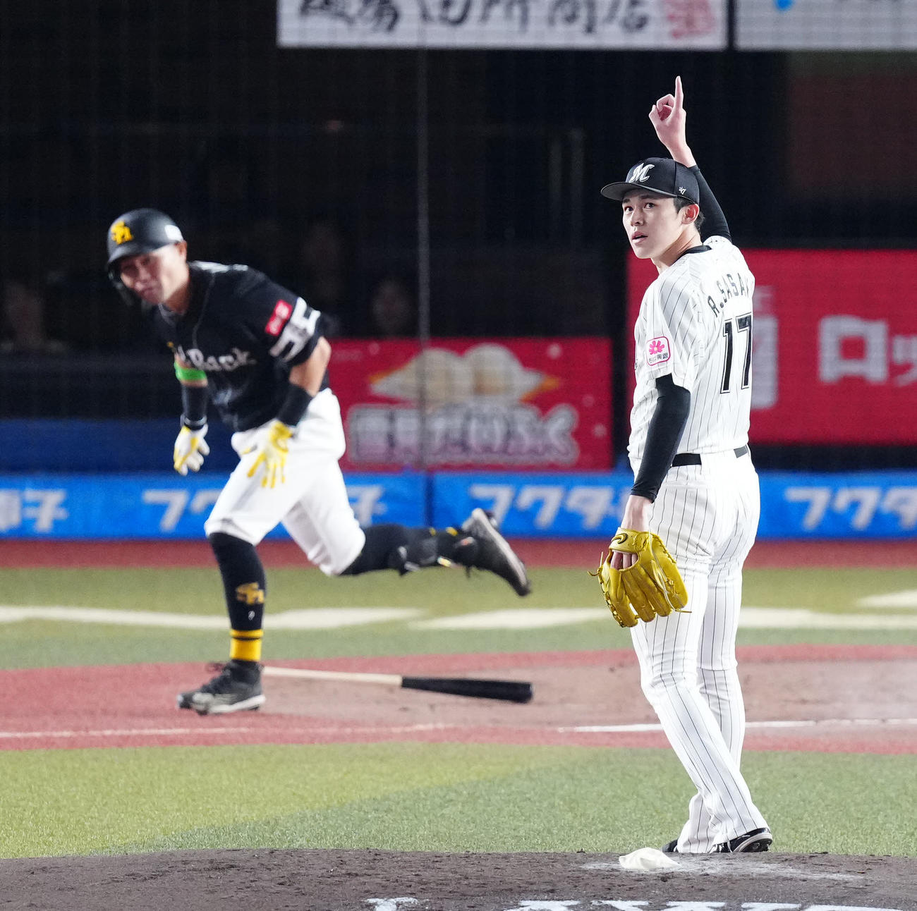 ロッテ対ソフトバンク　2回表ソフトバンク1死、中村晃（左）を中飛に仕留め合図を送る佐々木朗（撮影・江口和貴）