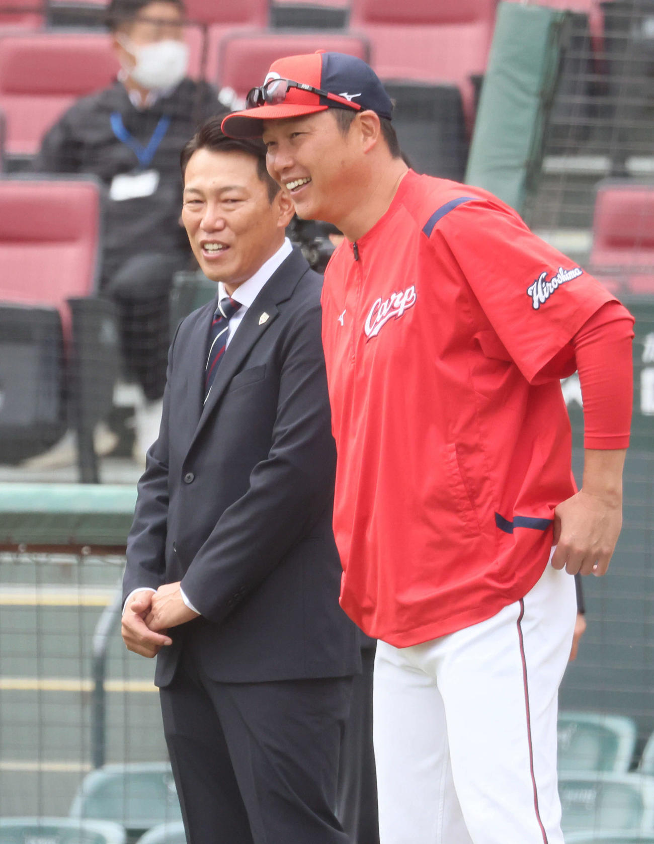 広島対DeNA　試合前練習中、広島新井監督（右）と話し合う侍ジャパンの井端監督（撮影・加藤孝規）