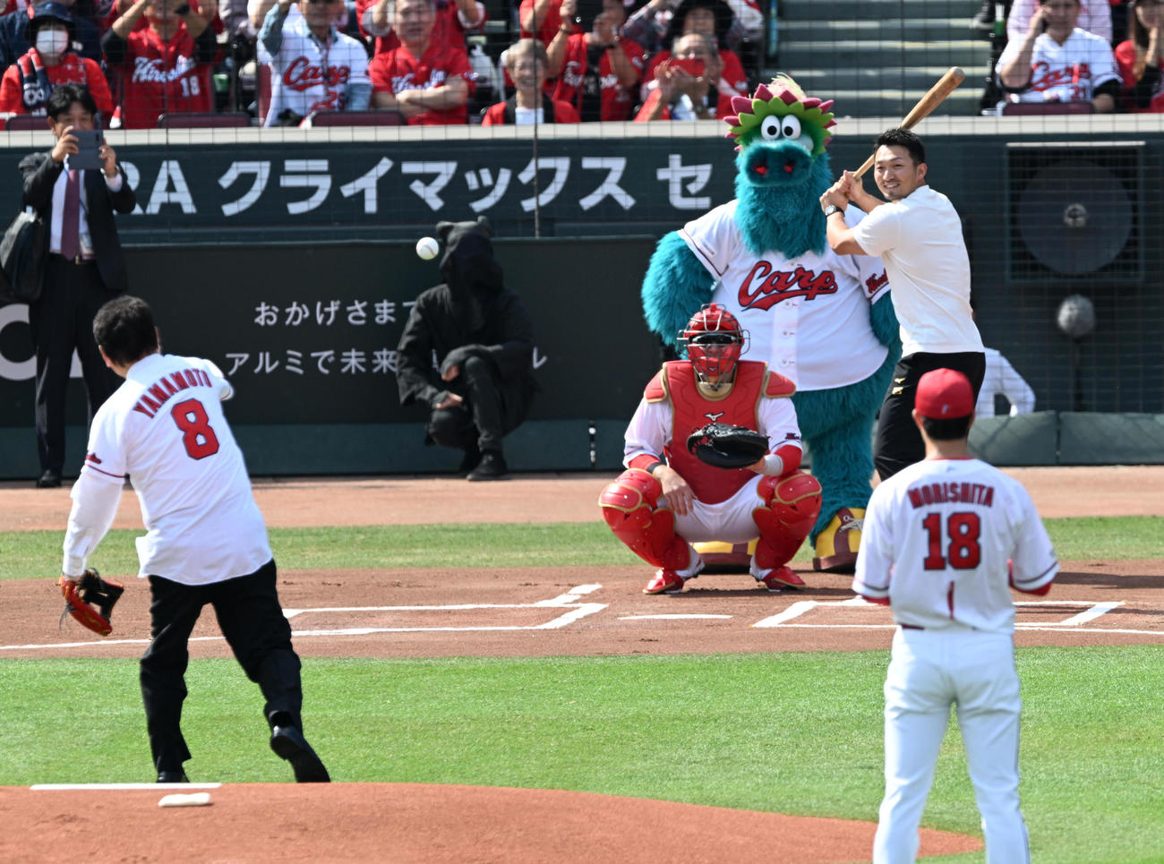 広島対DeNA　始球式を務めた山本浩二氏と打席に立つカブス鈴木（撮影・前岡正明）