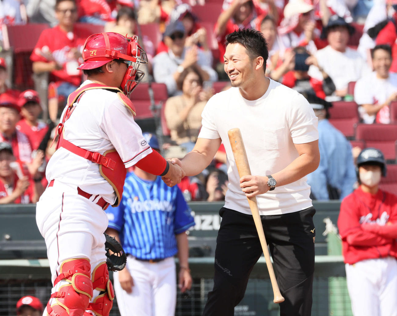セCSファーストS第2戦　広島対DeNA　始球式に打者として登場したカブスの鈴木（右）は会沢と握手（撮影・加藤孝規）