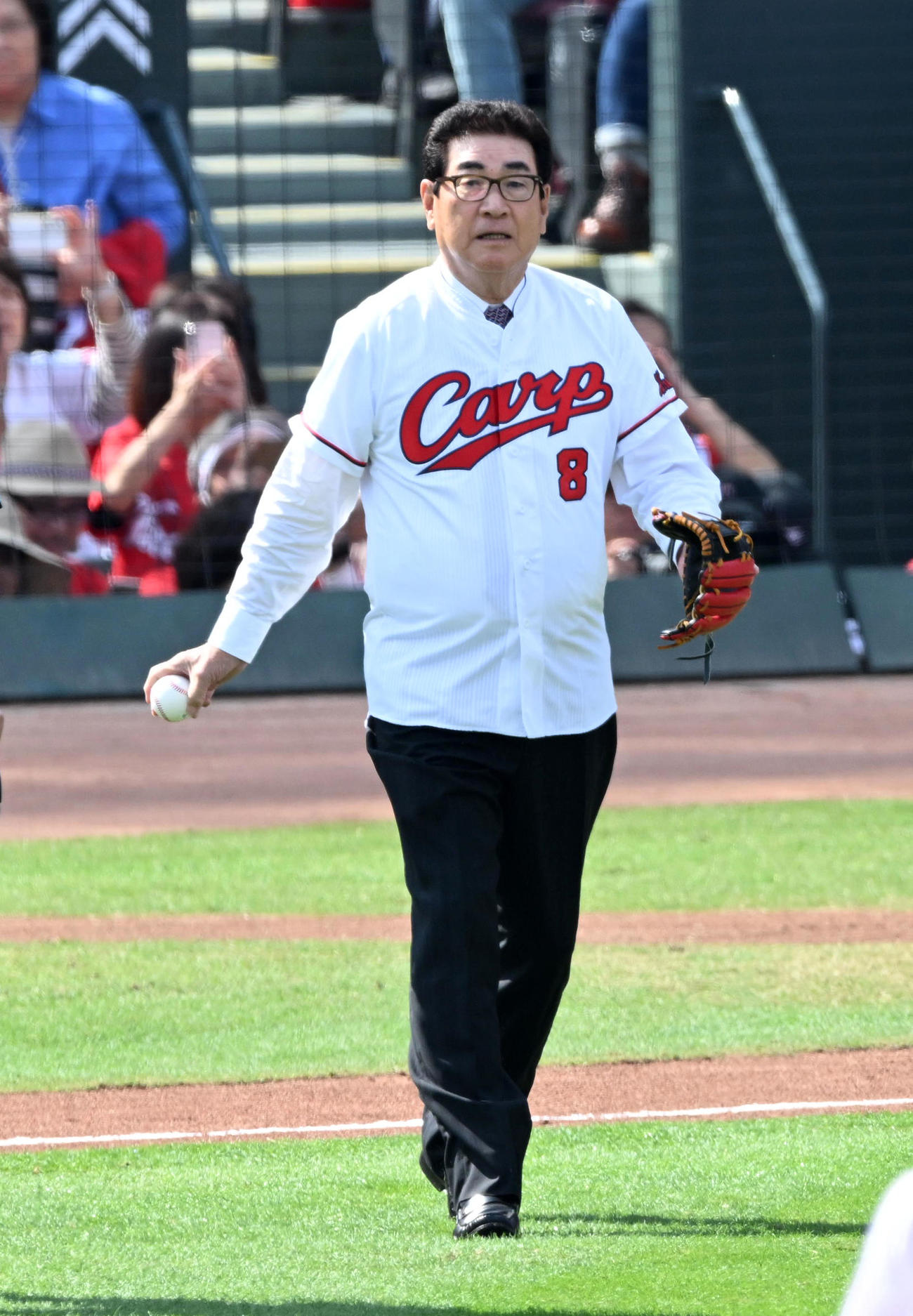 広島対DeNA　始球式のマウンドに向かう山本浩二氏（撮影・前岡正明）