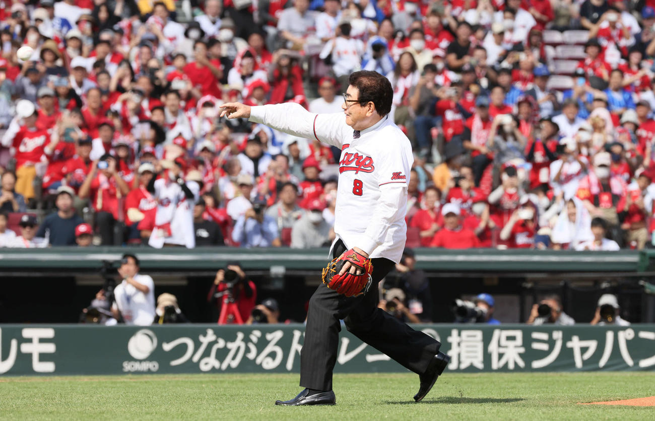 セCSファーストS第2戦　広島対DeNA　始球式で投げる山本浩二氏（撮影・加藤孝規）