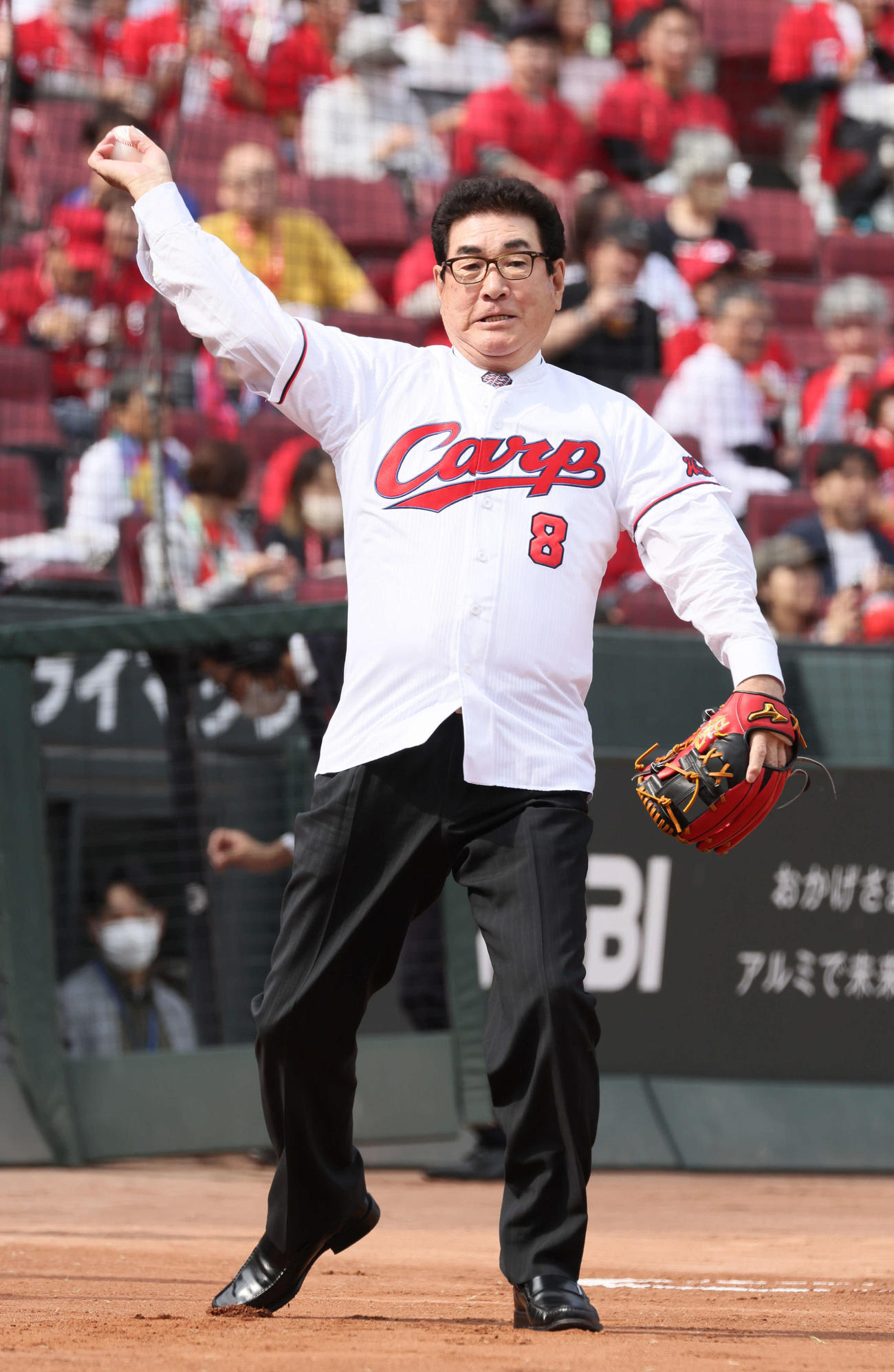 セCSファーストS第2戦　広島対DeNA　始球式の前にキャッチボールをする山本浩二氏（撮影・加藤孝規）