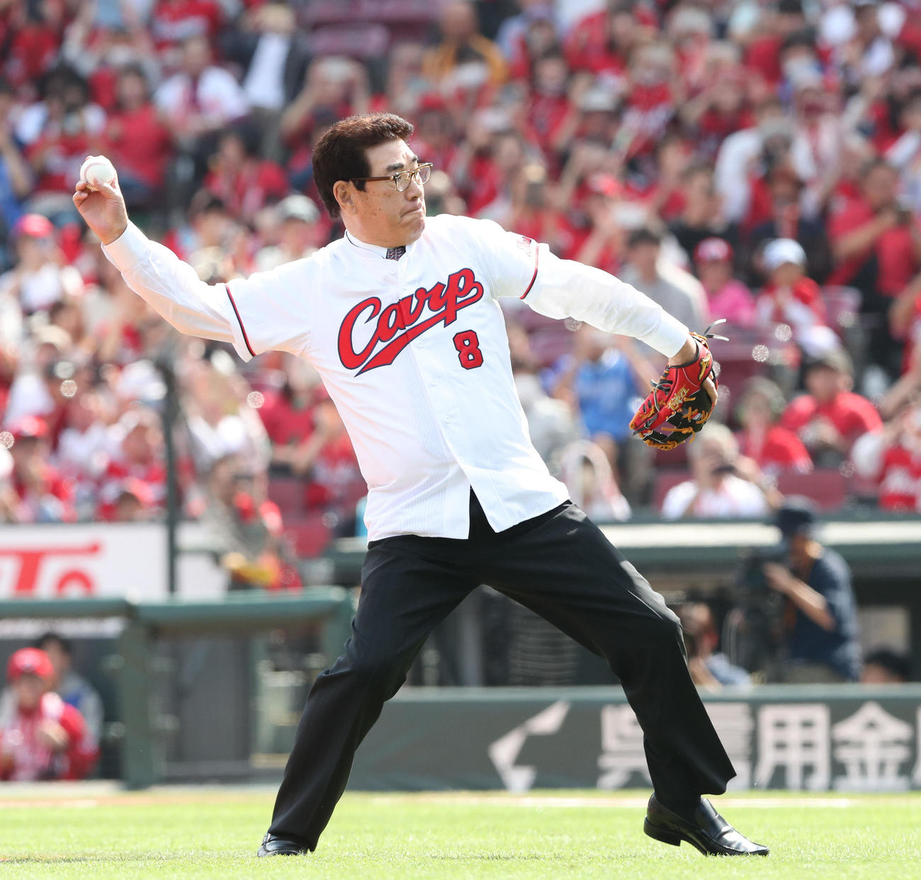 広島対DeNA　始球式で見事な投球を披露した山本氏（撮影・梅根麻紀）