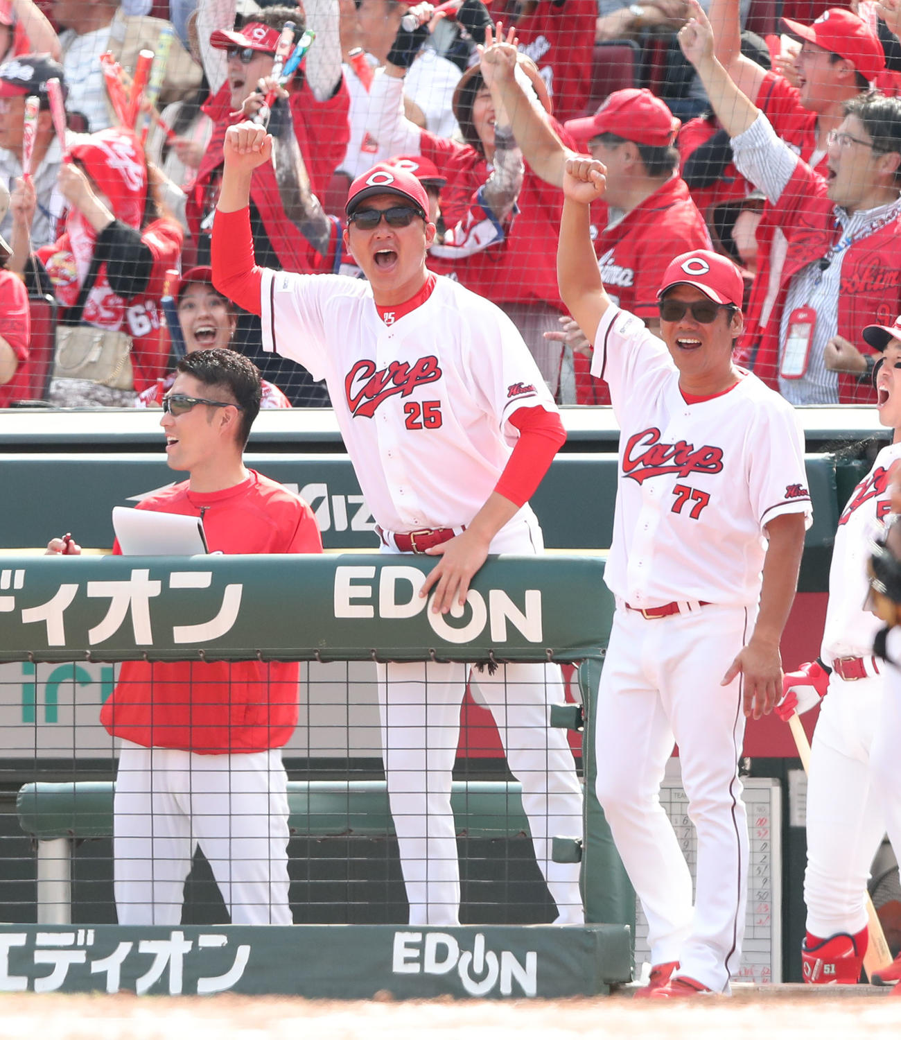 広島対DeNA 1回裏広島2死、西川の右越え先制本塁打でガッツポーズの新井監督（撮影・梅根麻紀）