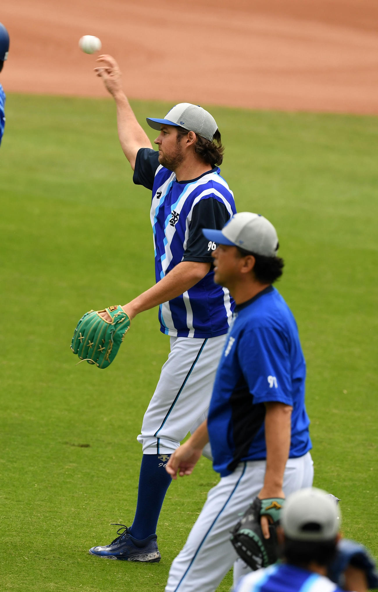 広島対DeNA　キャッチボールを行うDeNAバウアー（撮影・前岡正明）