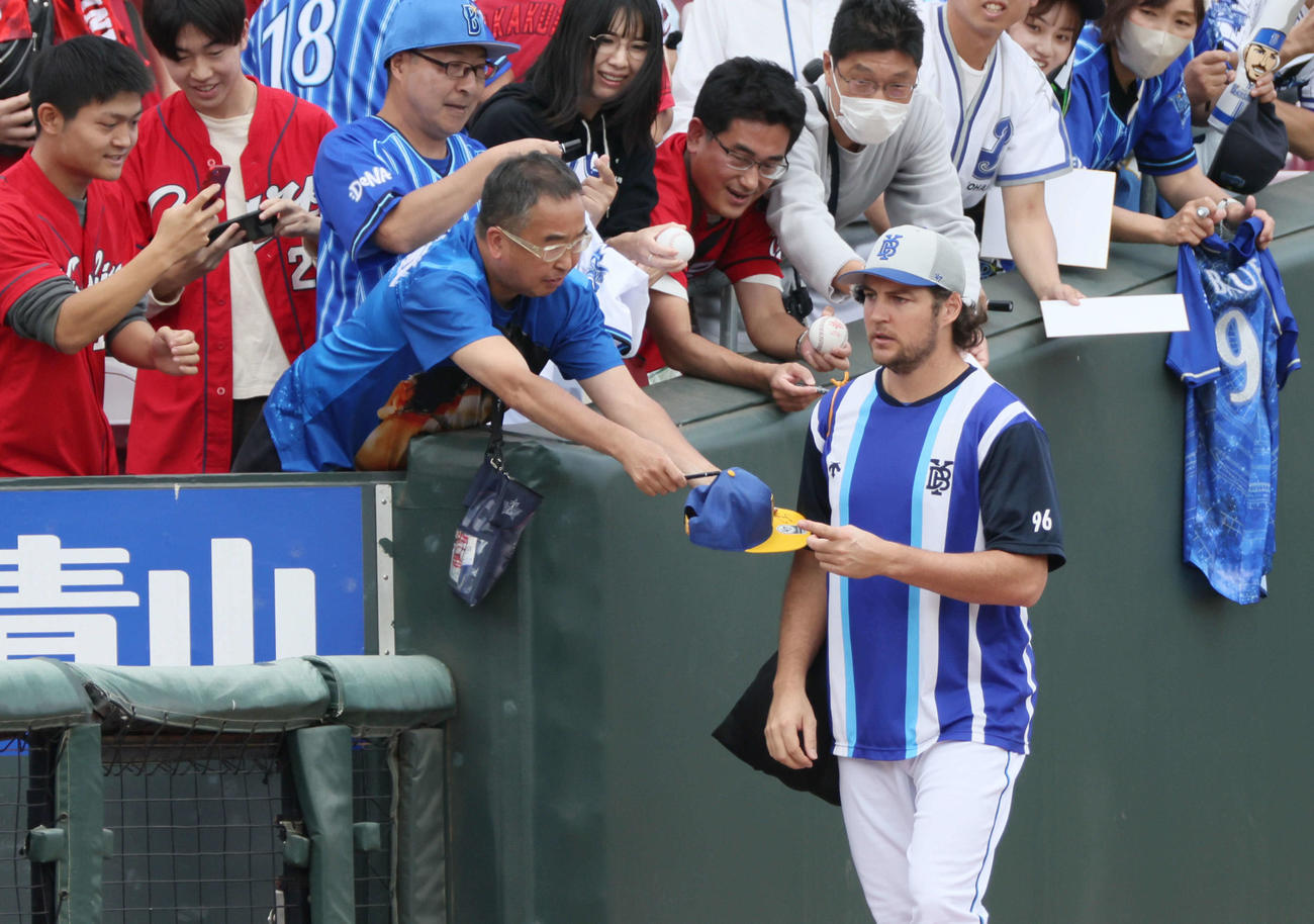 セCSファーストS第2戦　広島対DeNA　試合前練習の合間に、サインの求めに応じるDeNAバウアー（撮影・加藤孝規）