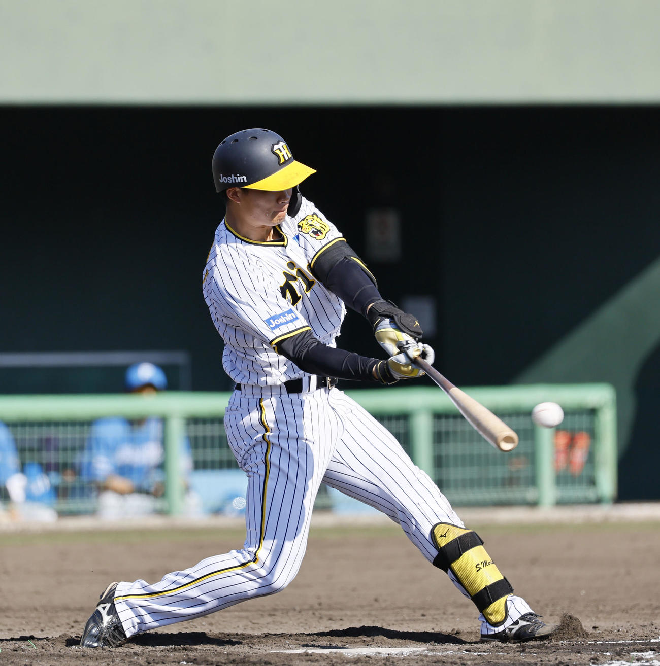 フェニックスリーグ阪神対日本ハム　6回裏阪神無死一、二塁、森下は左前に適時打を放つ（撮影・藤尾明華）