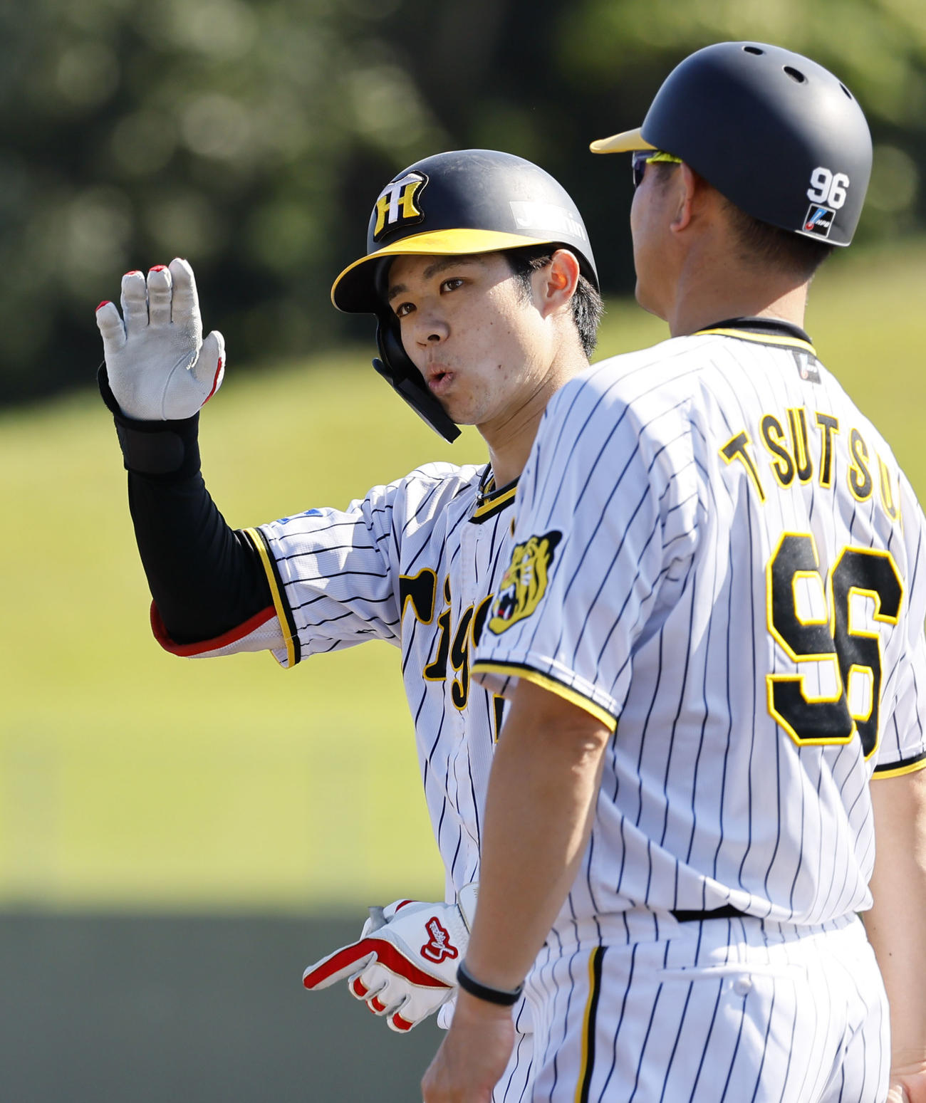 フェニックスリーグ阪神対日本ハム　6回裏阪神無死一塁、右前打を放ちポーズをとる中野（撮影・藤尾明華）