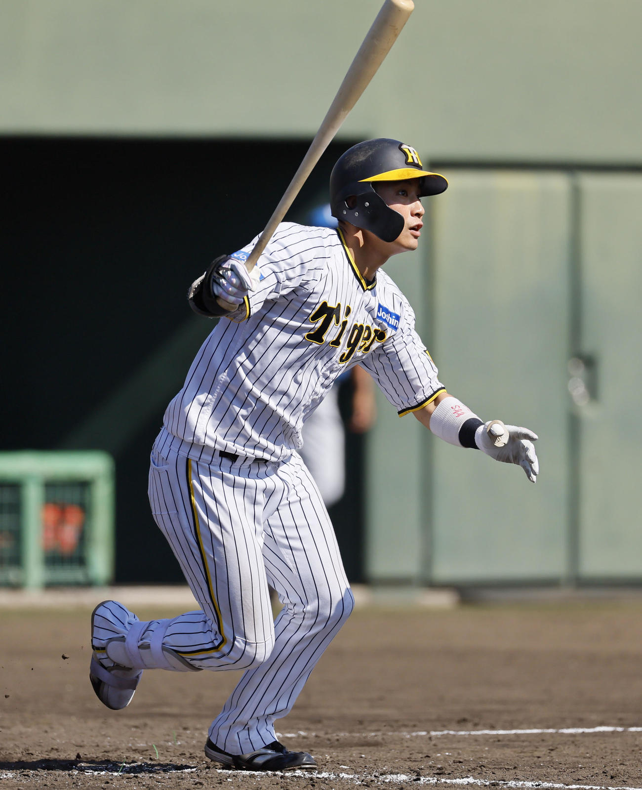 フェニックスリーグ阪神対日本ハム　5回裏阪神2死、木浪は右越えに二塁打を放つ（撮影・藤尾明華）