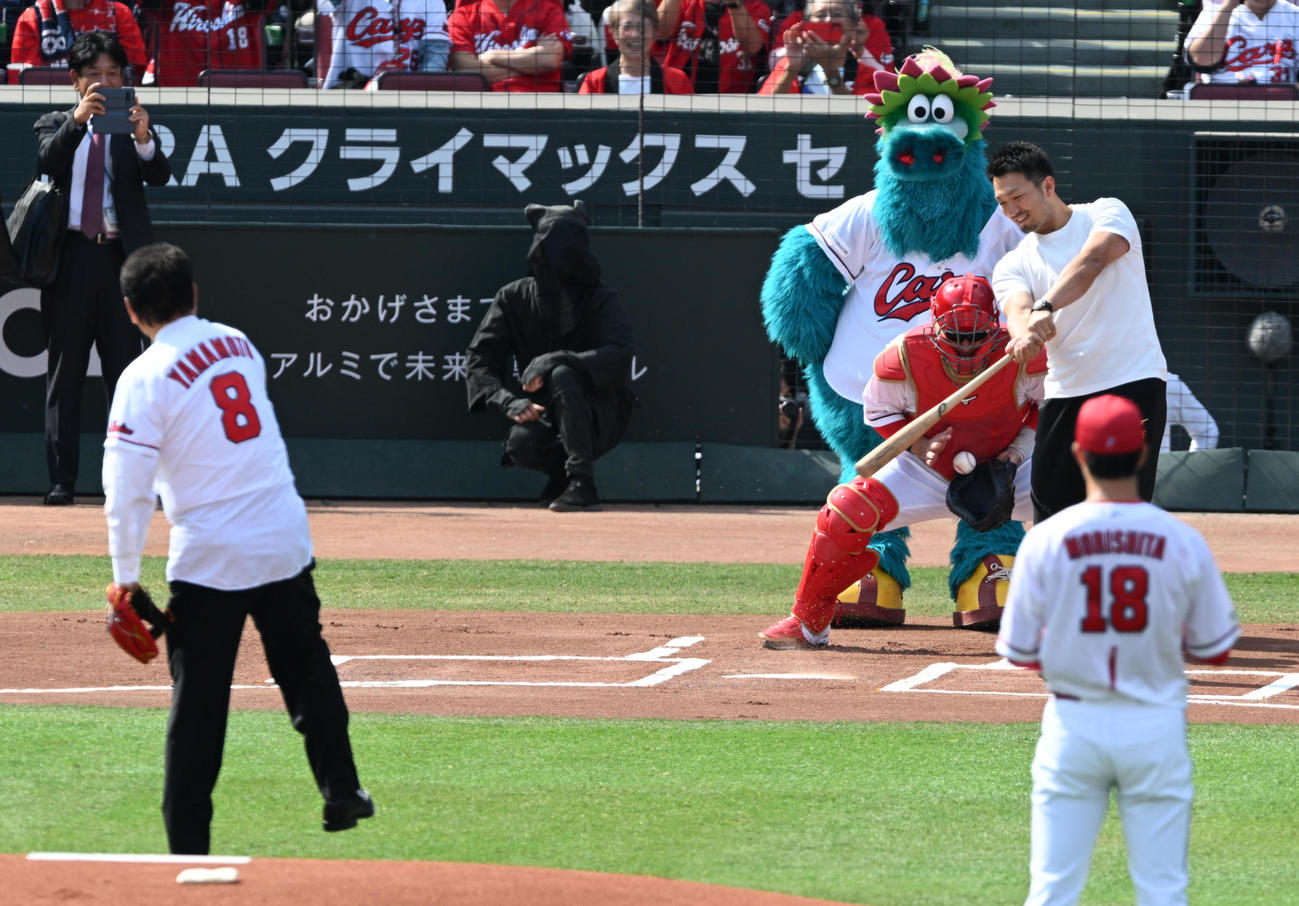 広島対DeNA　始球式を務めた山本浩二氏と打席に立つカブス鈴木（撮影・前岡正明）