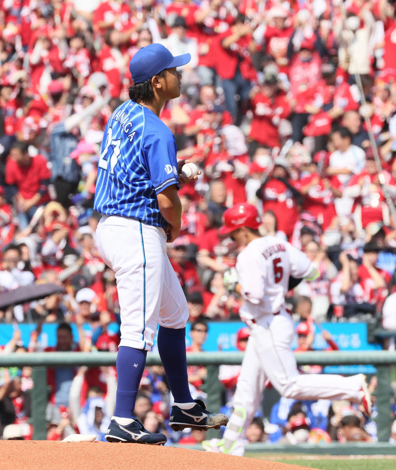 セCSファーストS第2戦　広島対DeNA 1回裏広島2死、西川に先制右越え本塁打を浴びた今永（撮影・加藤孝規）