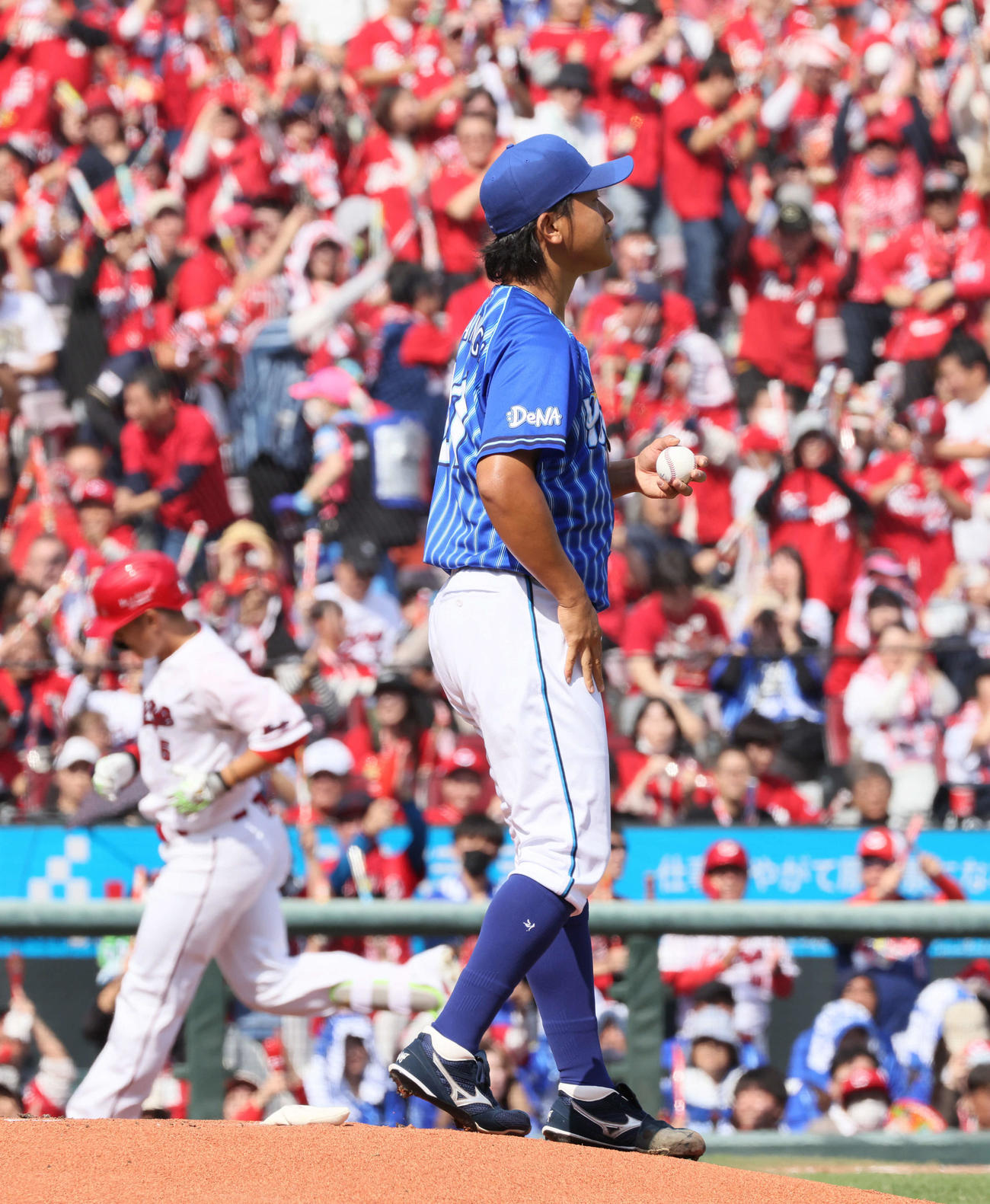 セCSファーストS第2戦　広島対DeNA 1回裏広島2死、西川に先制右越え本塁打を浴びた今永（撮影・加藤孝規）