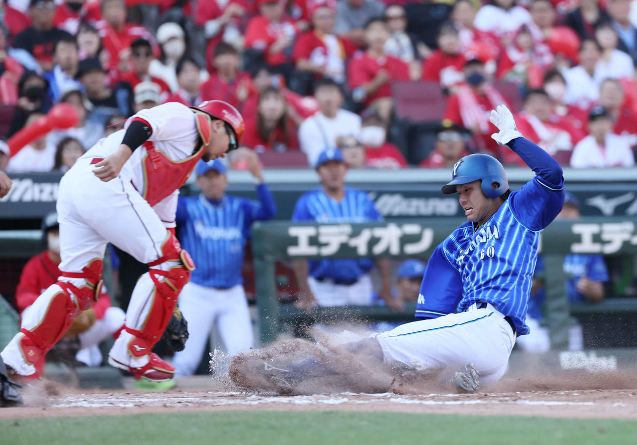 セCSファーストS第2戦　広島対DeNA 7回表DeNA1死二、三塁、代打ソトの右犠飛で知野が生還。捕手は会沢（撮影・加藤孝規）
