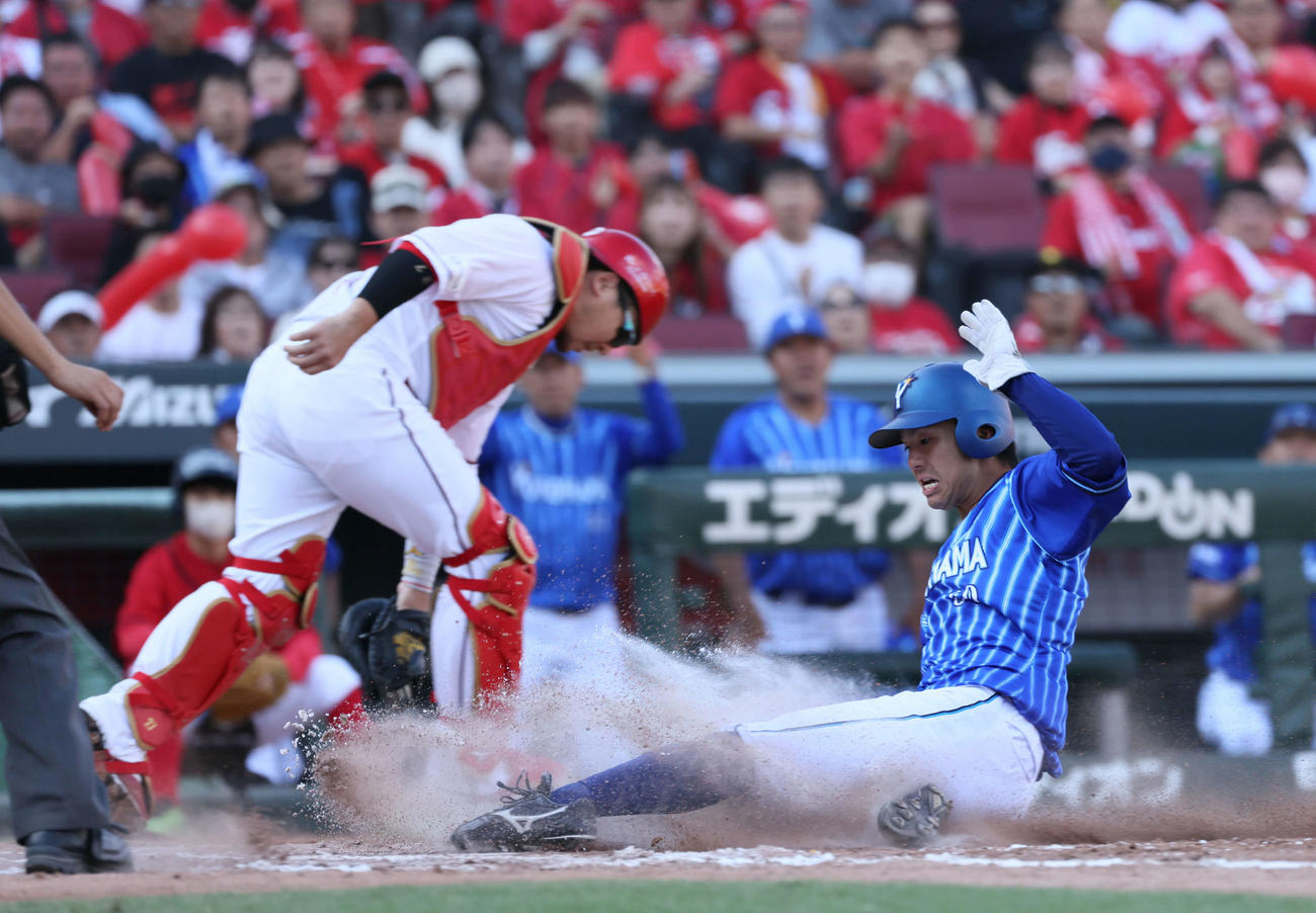 セCSファーストS第2戦　広島対DeNA 7回表DeNA1死二、三塁、代打ソトの右犠飛で知野が生還。捕手は会沢（撮影・加藤孝規）