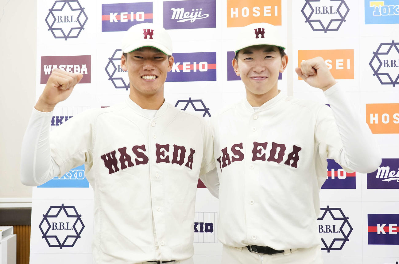 早大対法大　ガッツポーズする先制打の田村（左）と先発の伊藤樹（撮影・小沢裕）