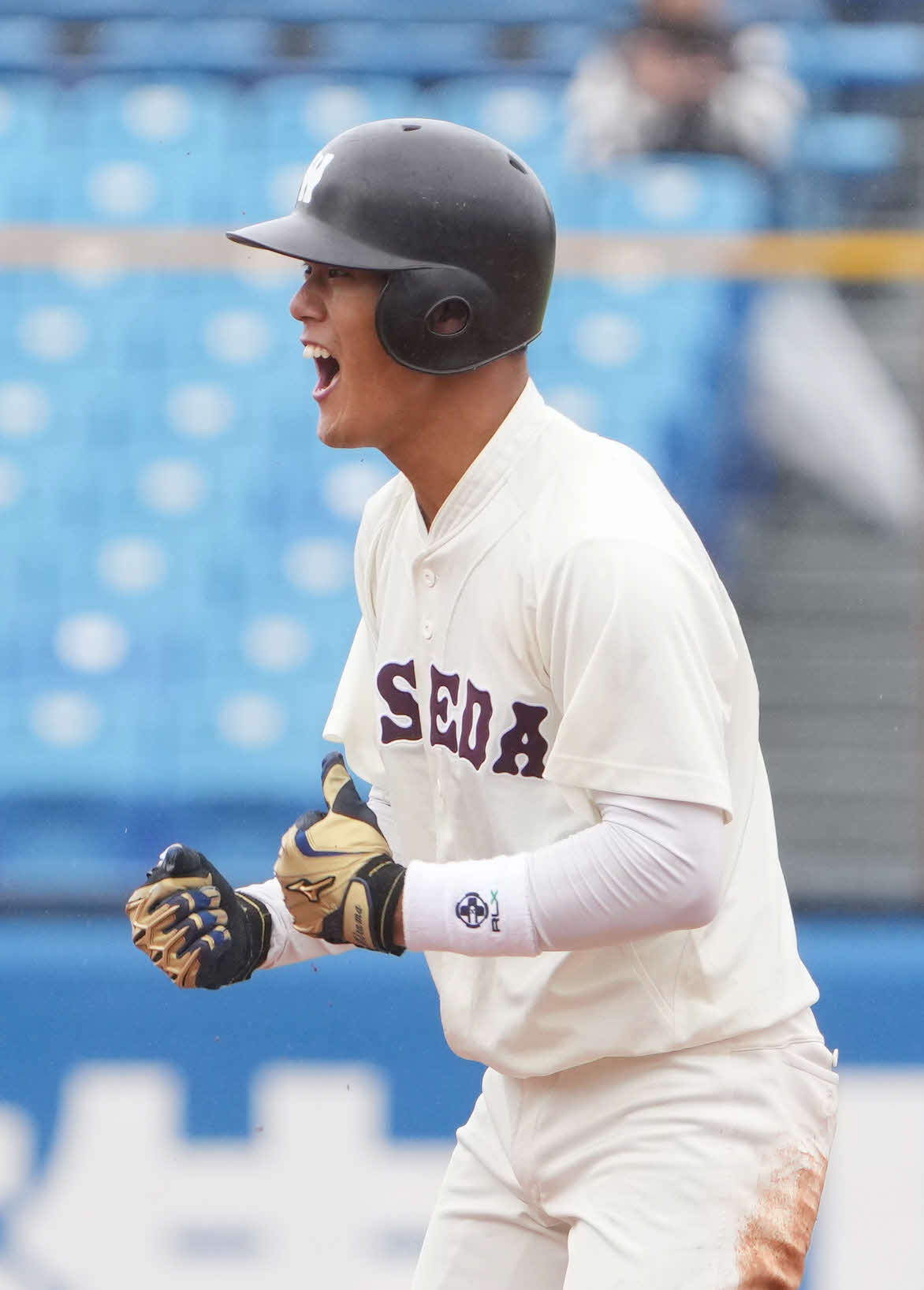早大対法大　4回表早大1死満塁、代打田村は先制の2点左適時二塁打を放つ（撮影・小沢裕）