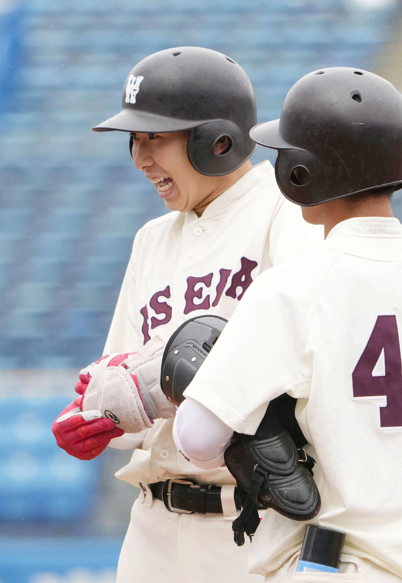 早大対法大　4回表早大1死満塁、伊藤樹は中前に2点適時打を放ち笑顔を見せる（撮影・小沢裕）