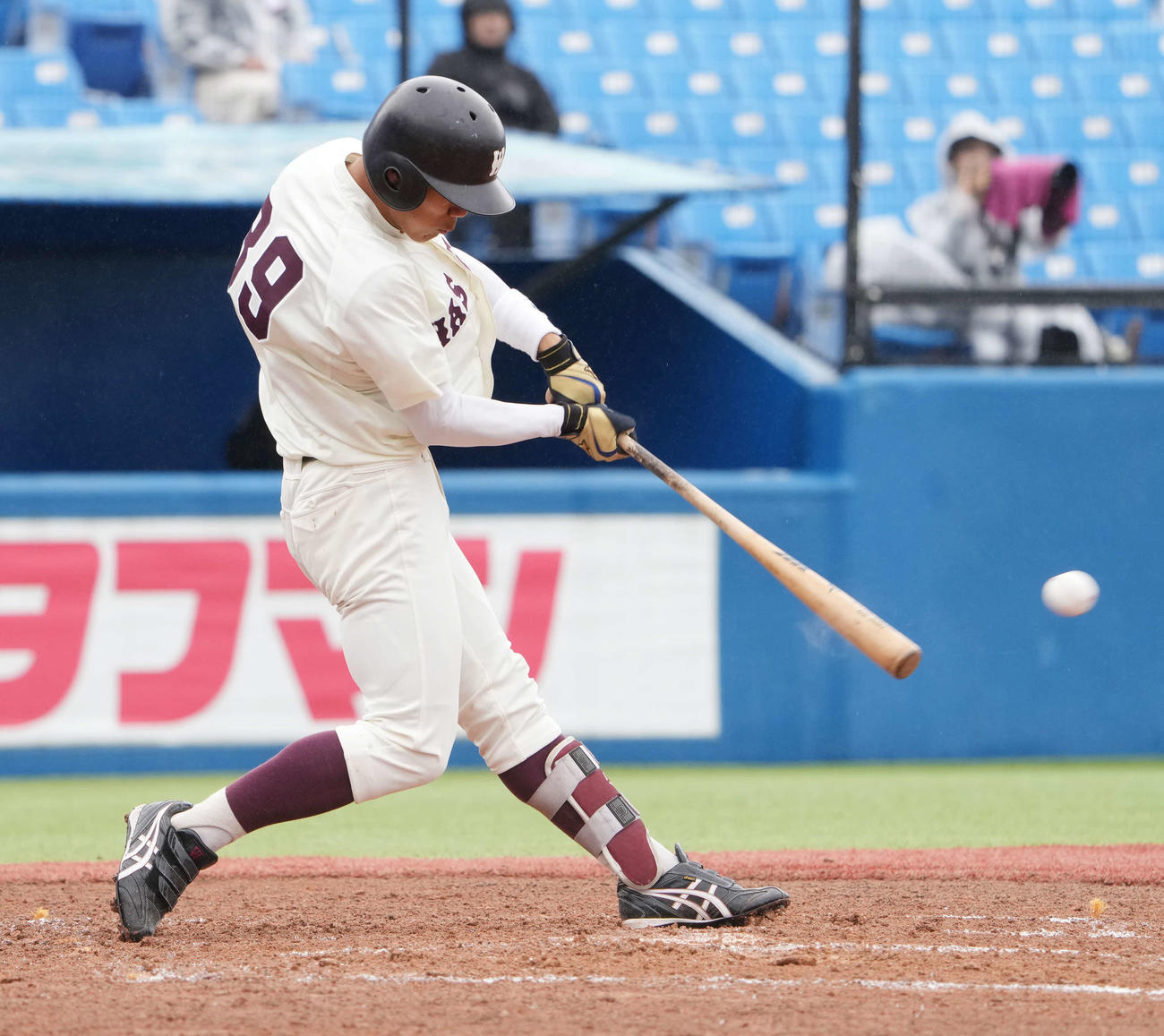 早大対法大　4回表早大1死満塁、代打田村は先制の2点左適時二塁打を放つ（撮影・小沢裕）