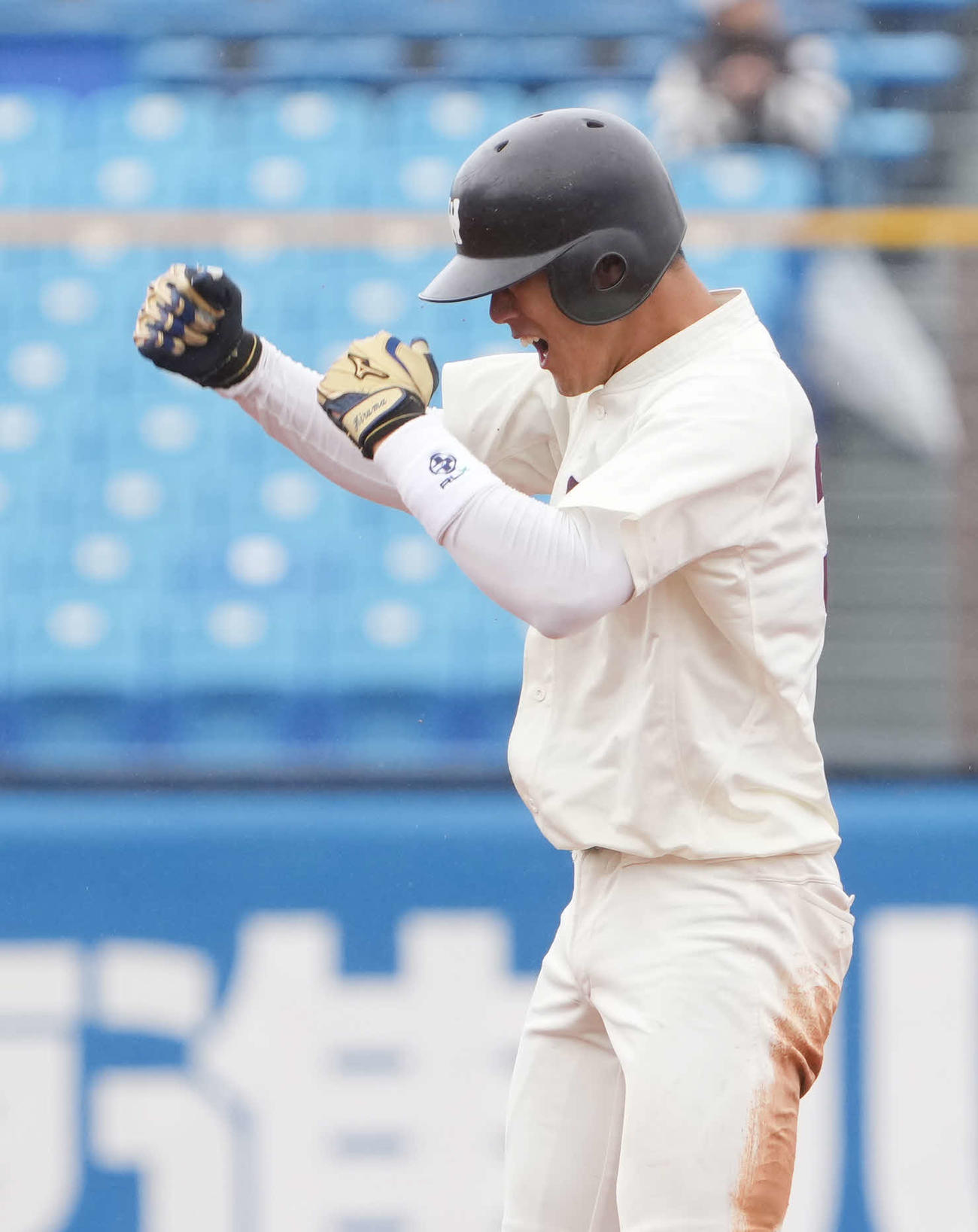 早大対法大　4回表早大1死満塁、代打田村は先制の2点左適時二塁打を放つ（撮影・小沢裕）