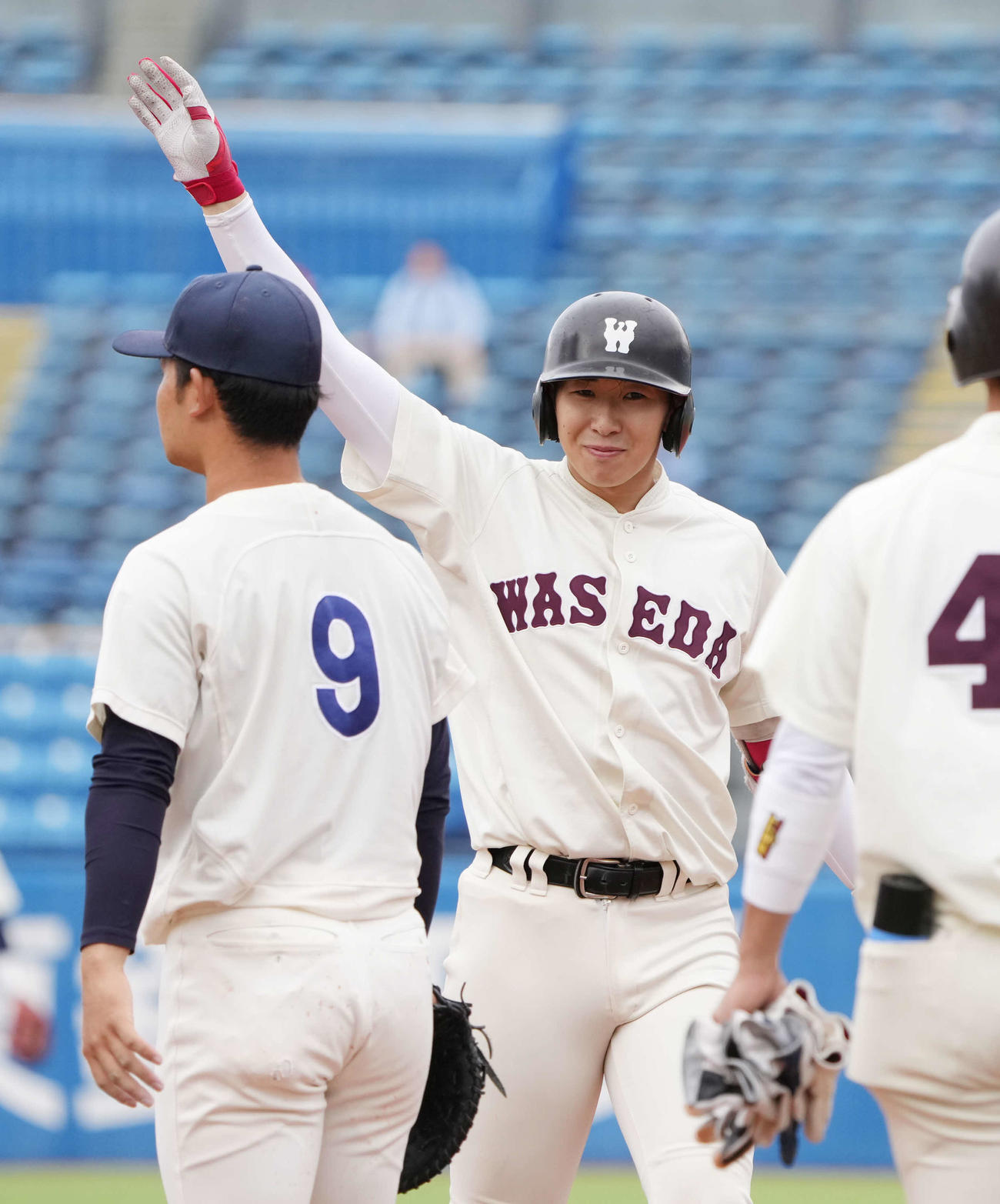 早大対法大　7回表早大1死二、三塁、伊藤樹は左前に2点適時打を放ちベンチの声援に応える（撮影・小沢裕）
