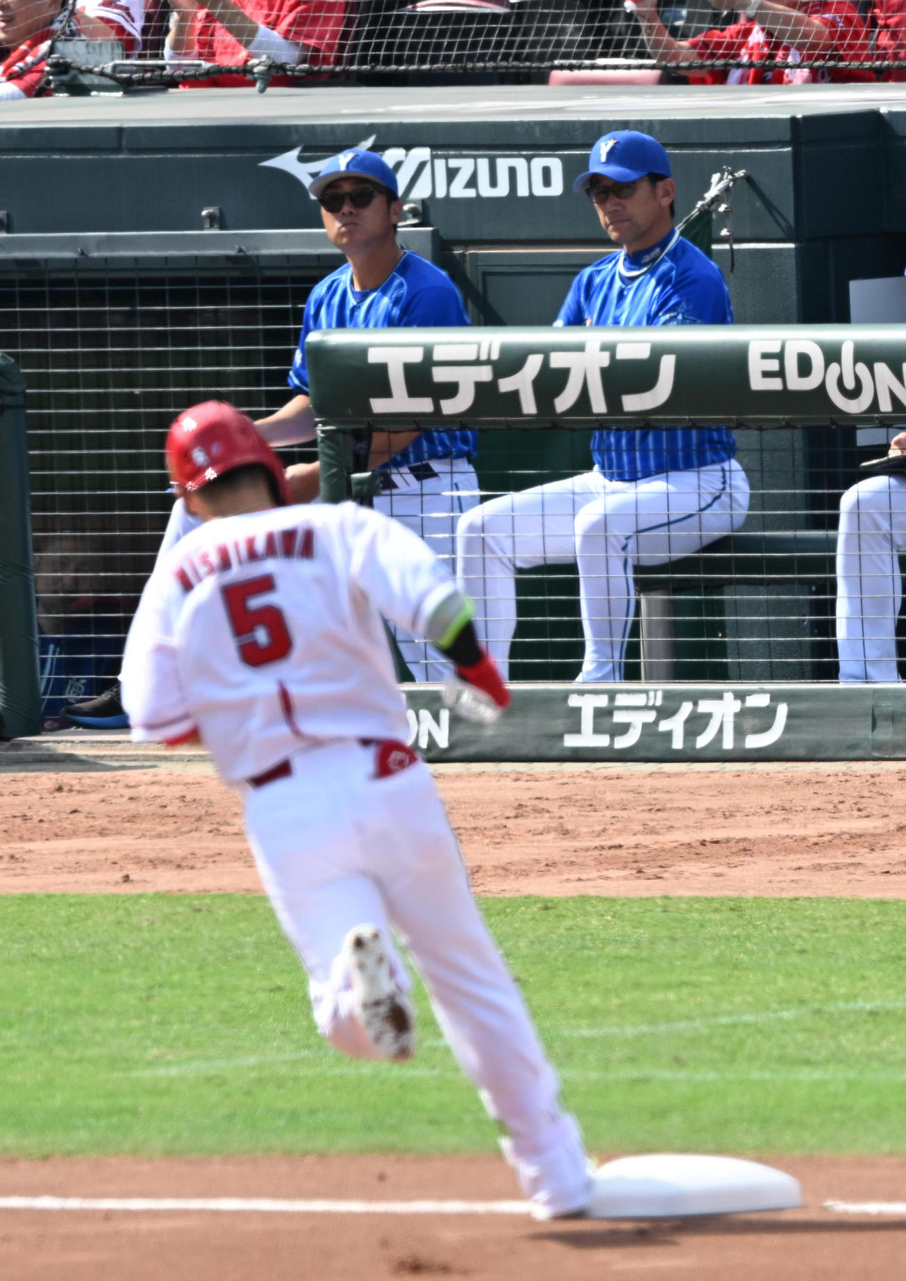 広島対DeNA 1回裏広島2死、西川に右越え先制本塁打を打たれ厳しい表情の三浦監督（撮影・前岡正明）