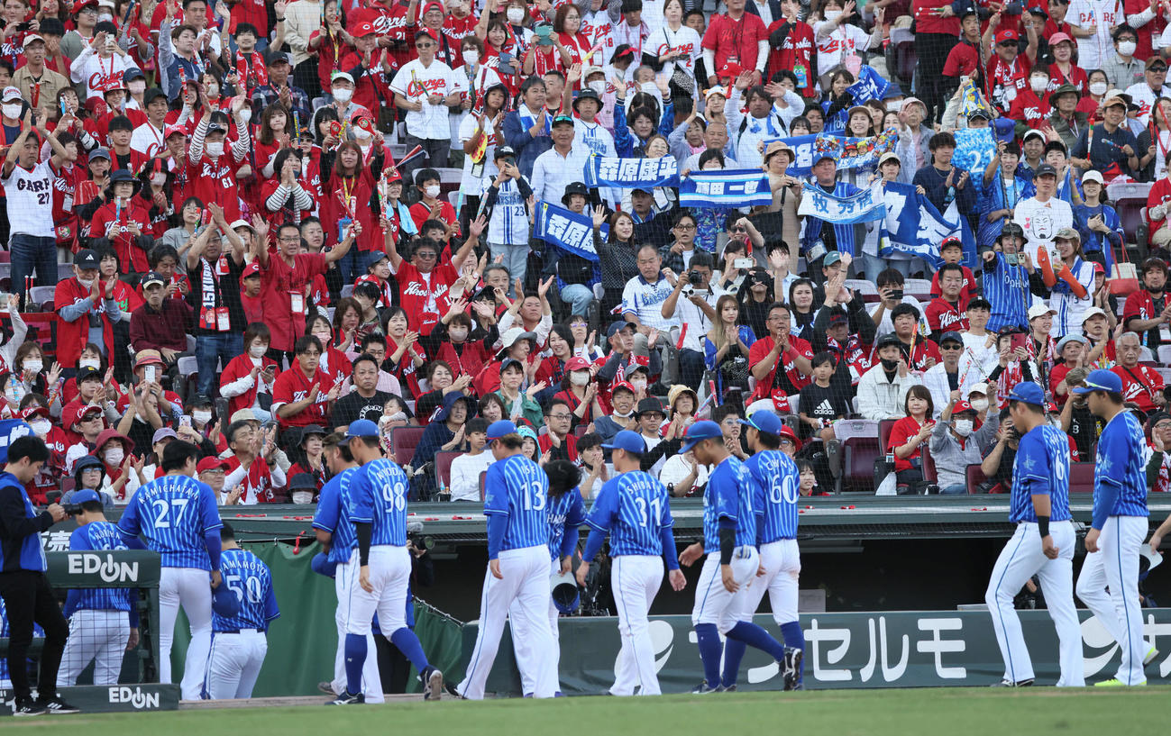 セCSファーストS第2戦　広島対DeNA　ファーストS敗退のDeNAナイン（撮影・加藤孝規）