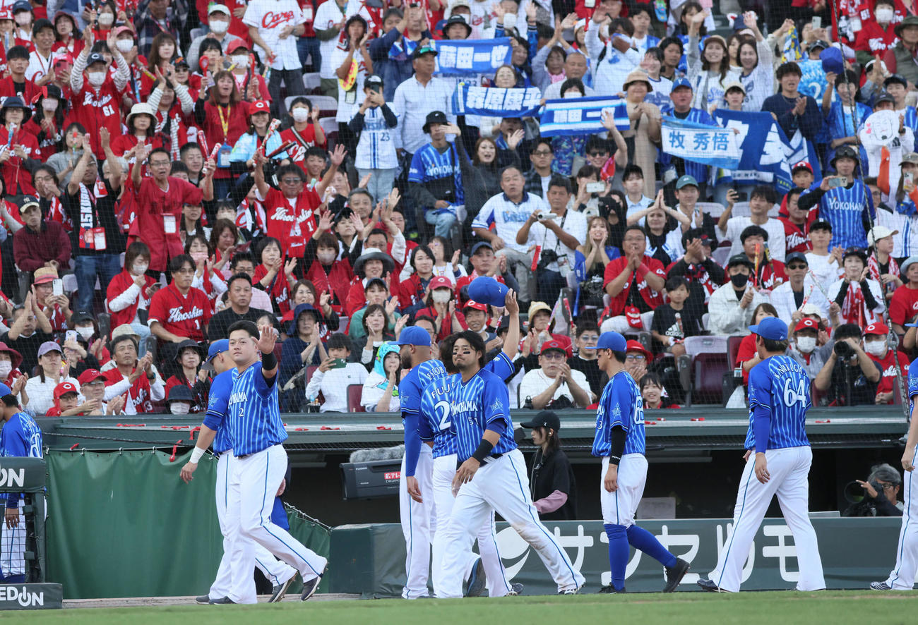 セCSファーストS第2戦　広島対DeNA　ファーストS敗退のDeNAナイン（撮影・加藤孝規）