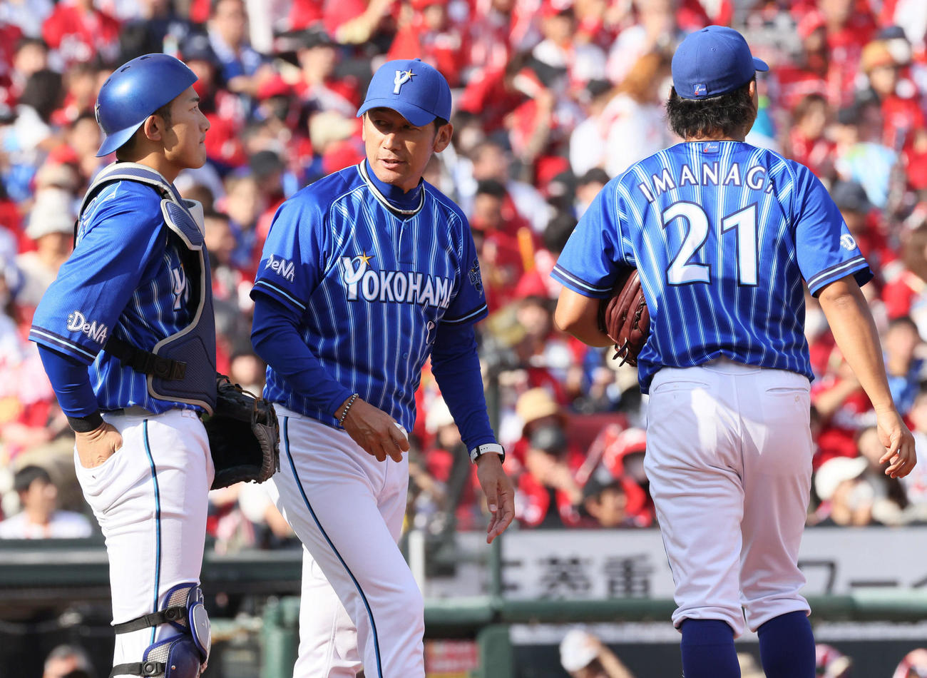 セCSファーストS第2戦　広島対DeNA 6回裏広島無死一、二塁、降板する今永（右）と三浦監督（中央）。左は山本（撮影・加藤孝規）