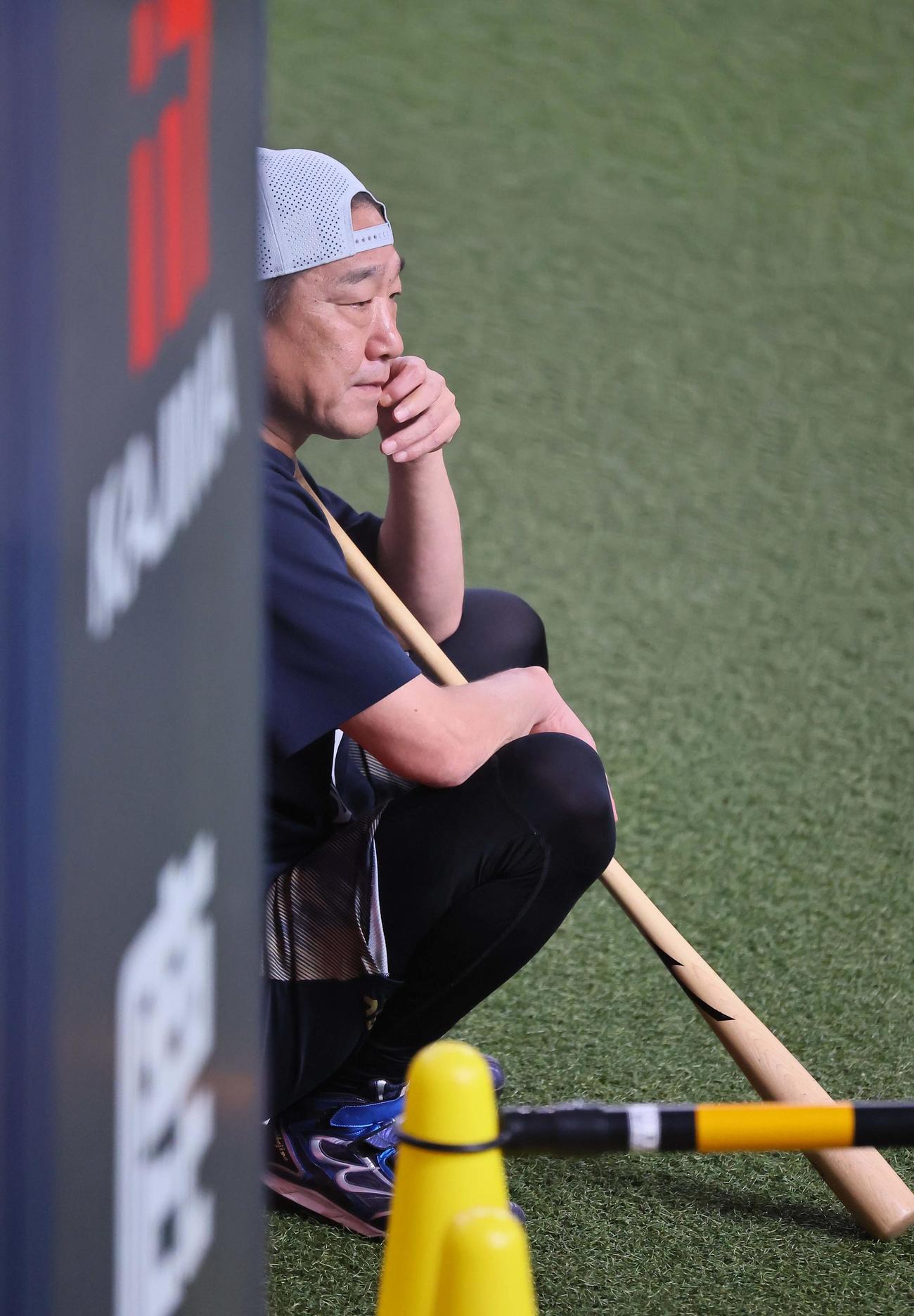 ベンチ脇から練習を見守る中嶋監督（撮影・上田博志）