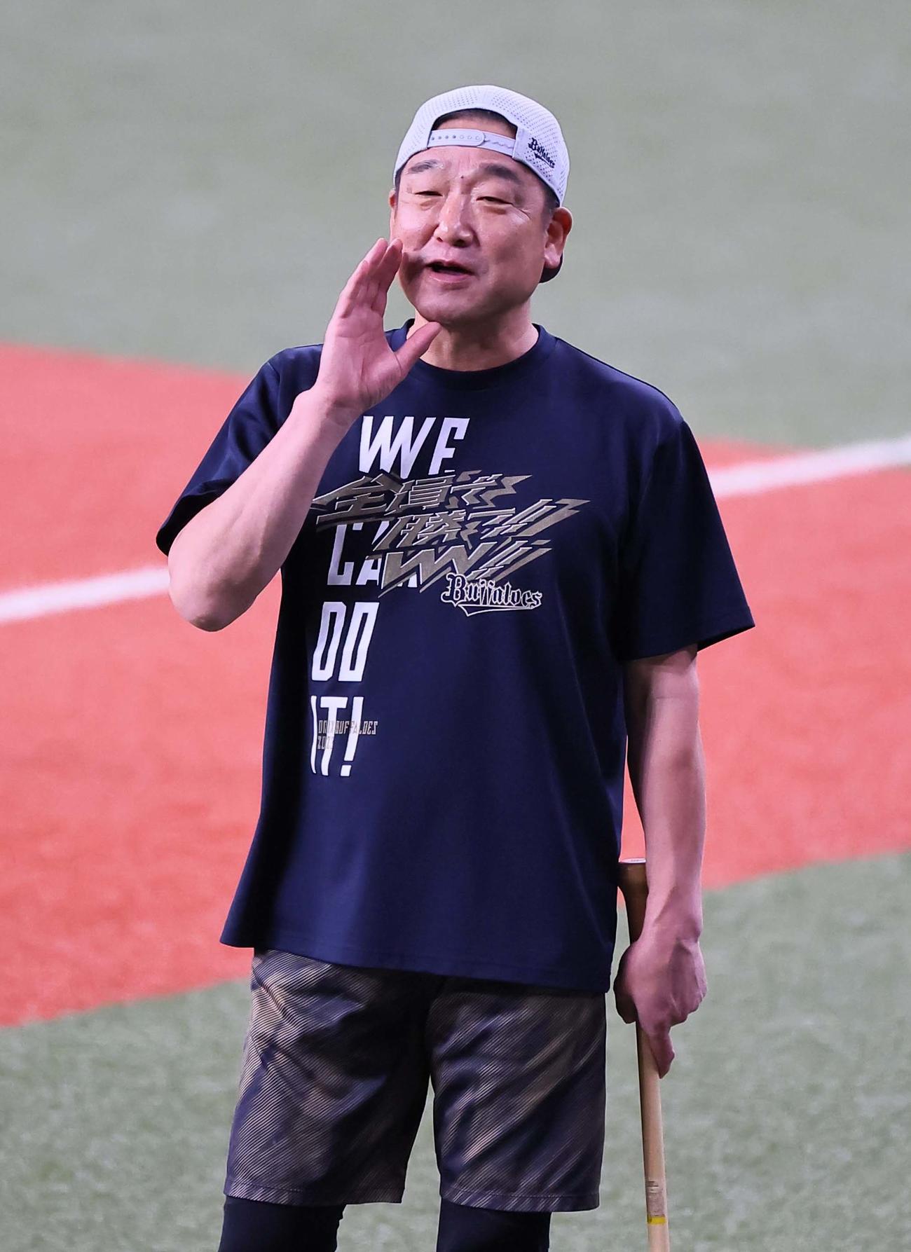 明るい表情で練習を見守る中嶋監督（撮影・上田博志）