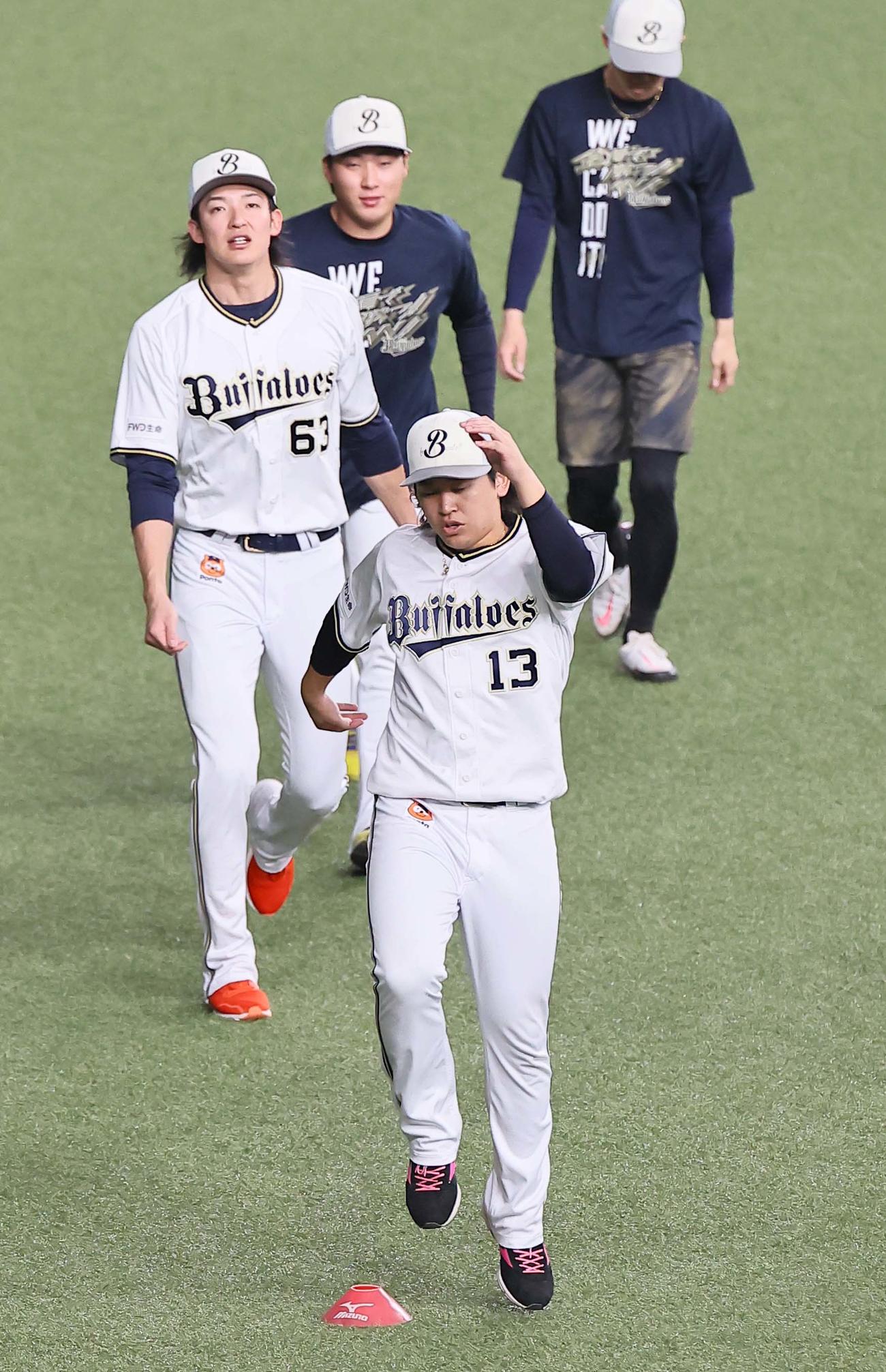宮城（中央）はウオーミングアップをする（撮影・上田博志）