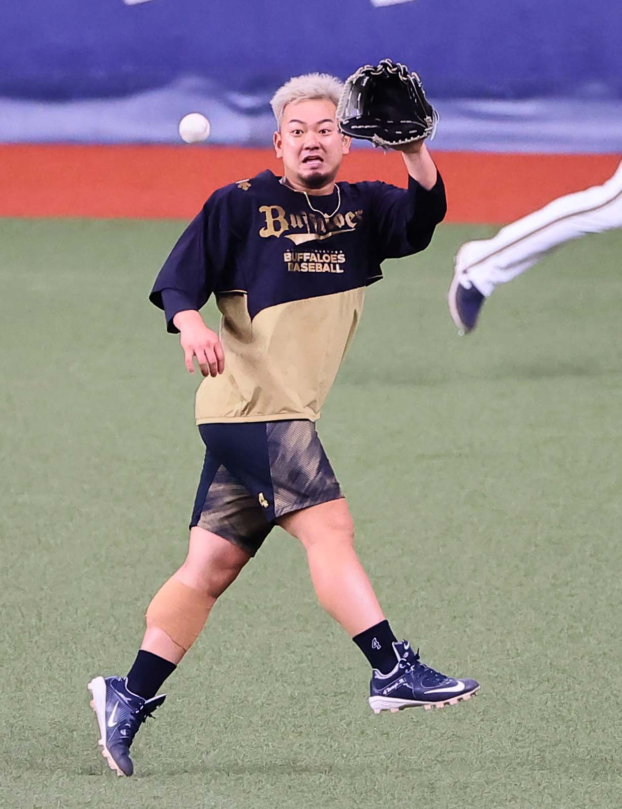 右翼でノックを受ける森（撮影・上田博志）
