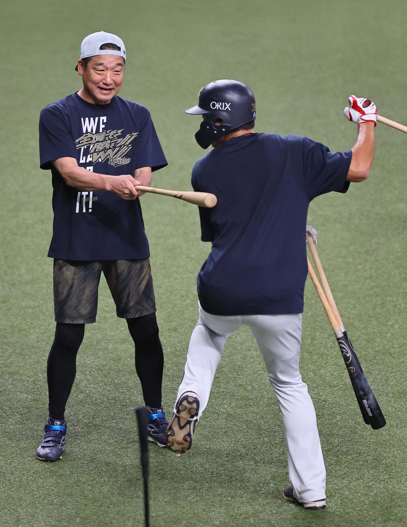広岡（右）に打撃指導をする中嶋監督（撮影・上田博志）