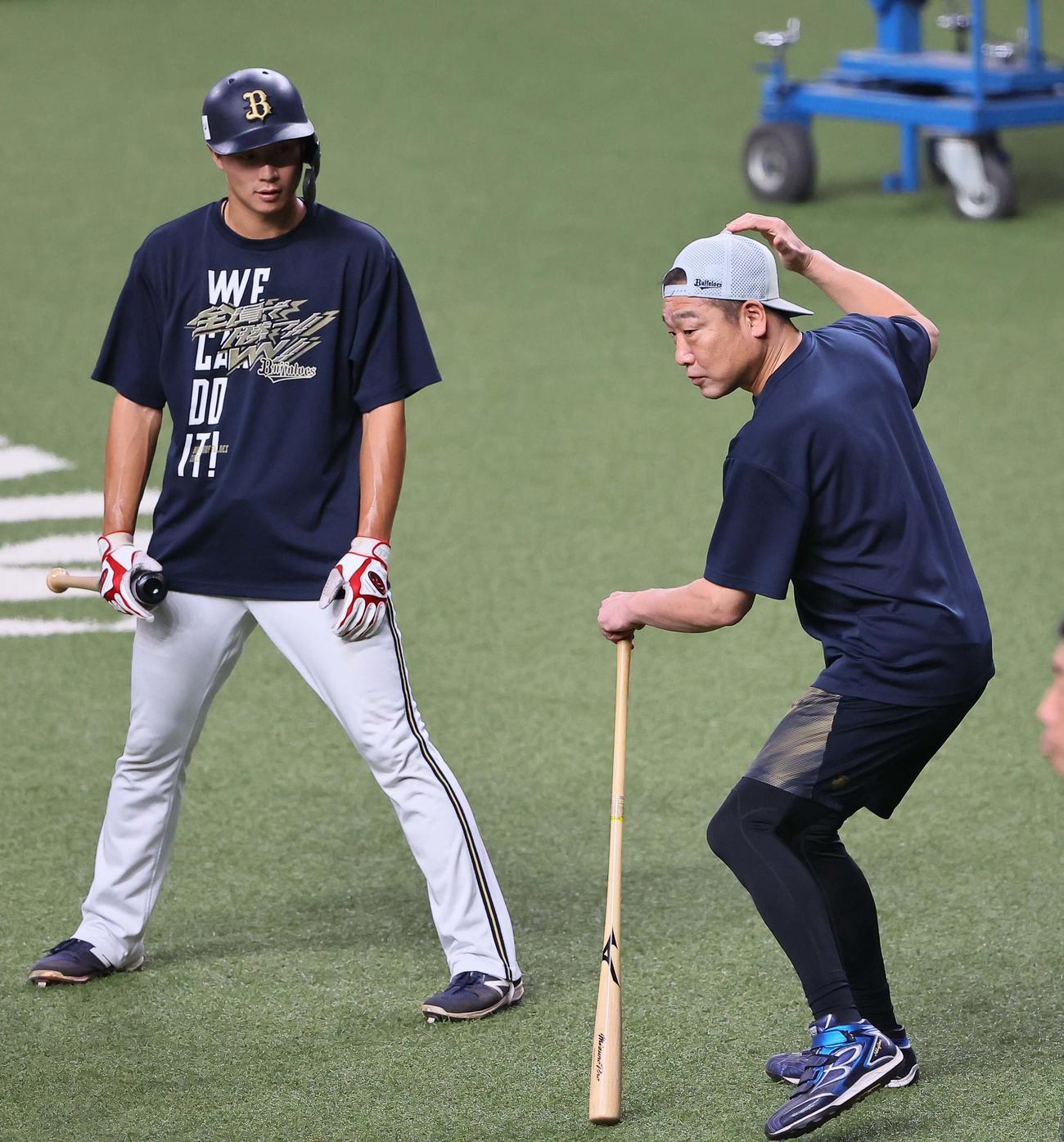 広岡（左）に打撃指導をする中嶋監督（撮影・上田博志）