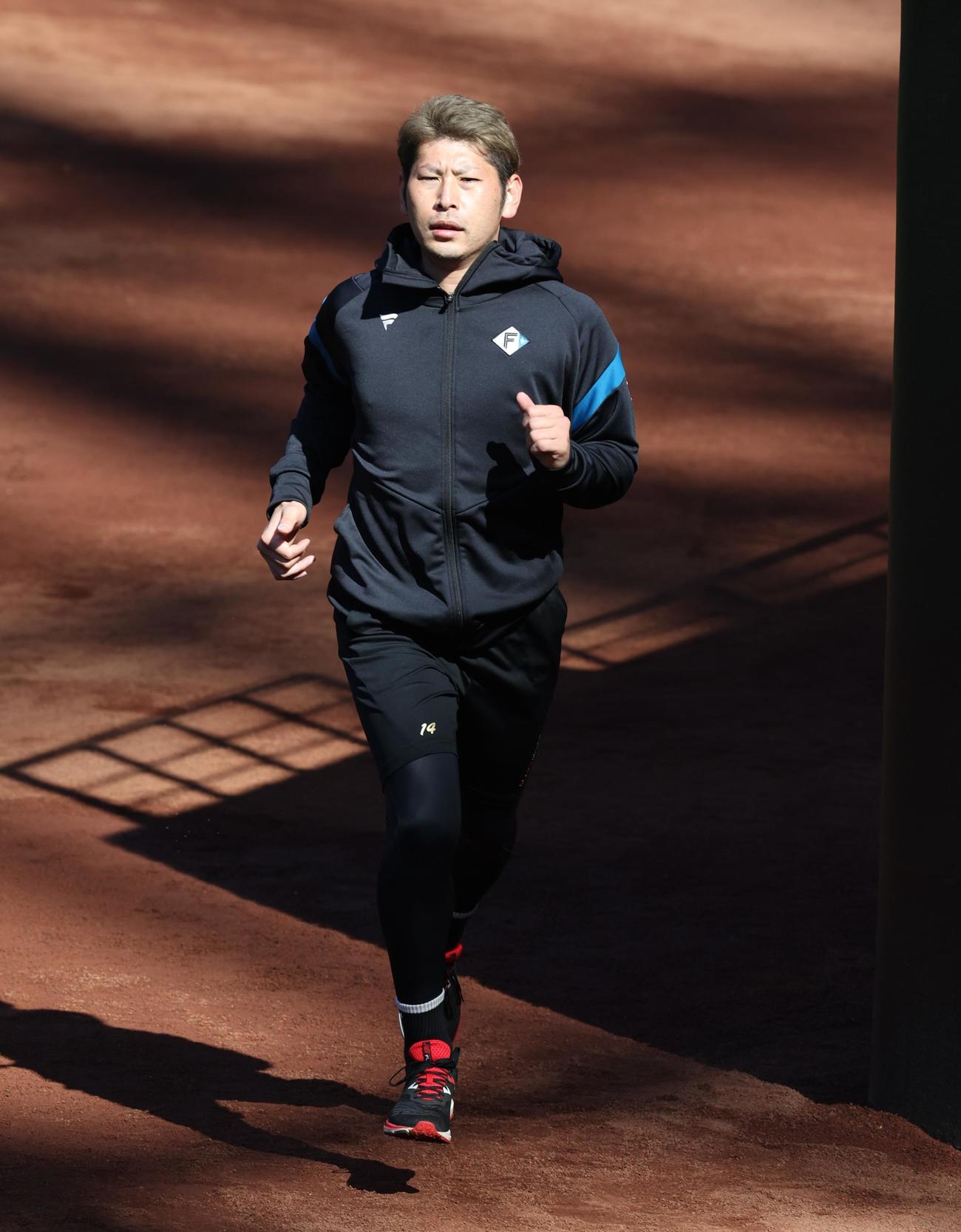 ダッシュする日本ハム加藤貴（撮影・黒川智章）