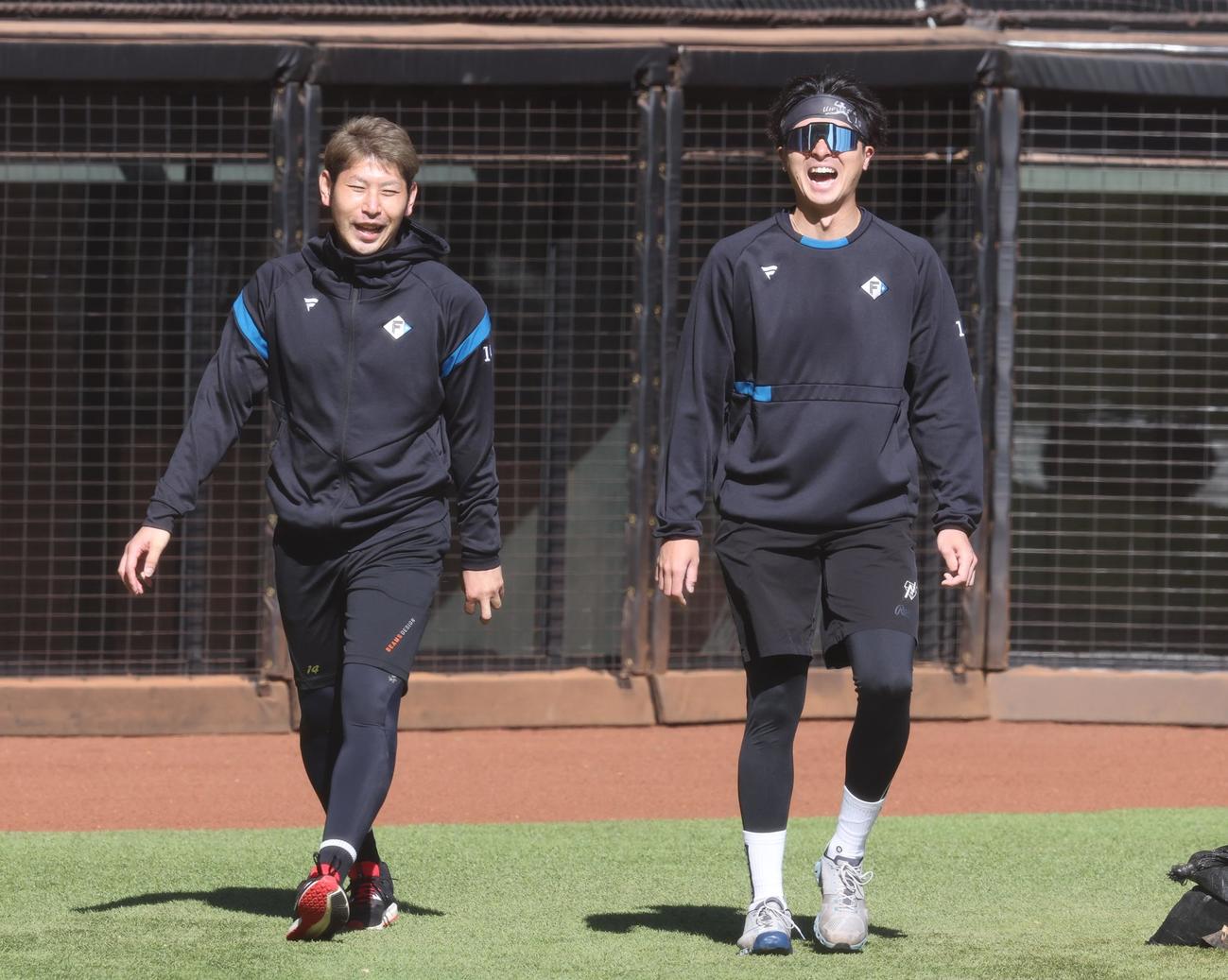 アップ中、談笑する日本ハム加藤貴（左）と上沢（撮影・黒川智章）