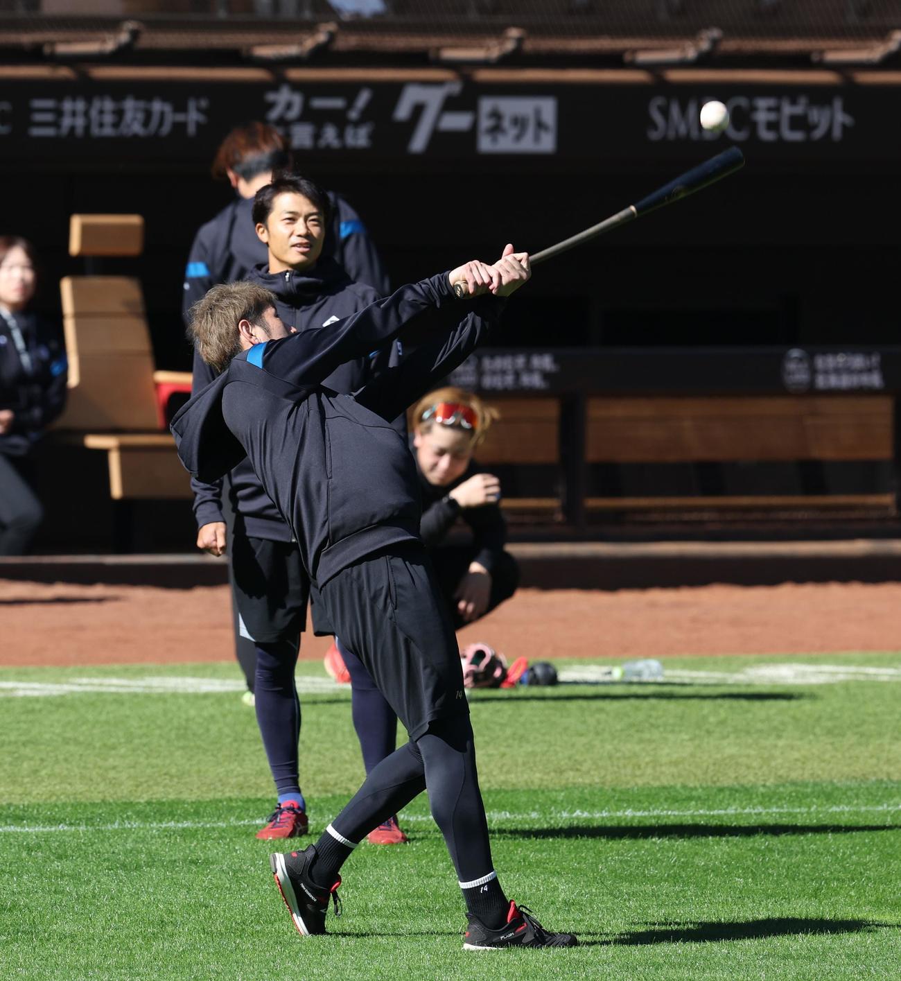 自分でフライを上げて捕球しようとするが失敗する日本ハム加藤貴（撮影・黒川智章）