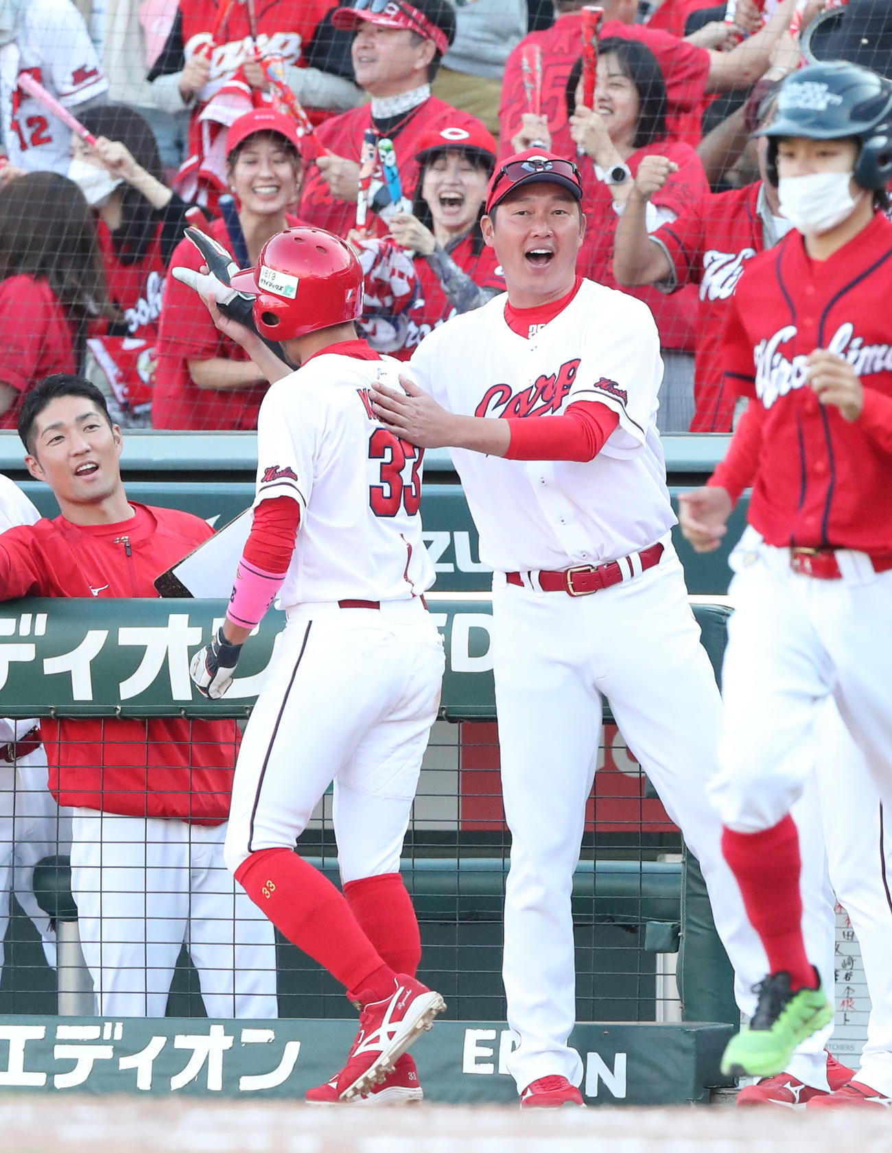 広島対DeNA 8回裏広島無死満塁、田中の右前勝ち越し適時打で生還した菊池を出迎える新井監督（撮影・梅根麻紀）