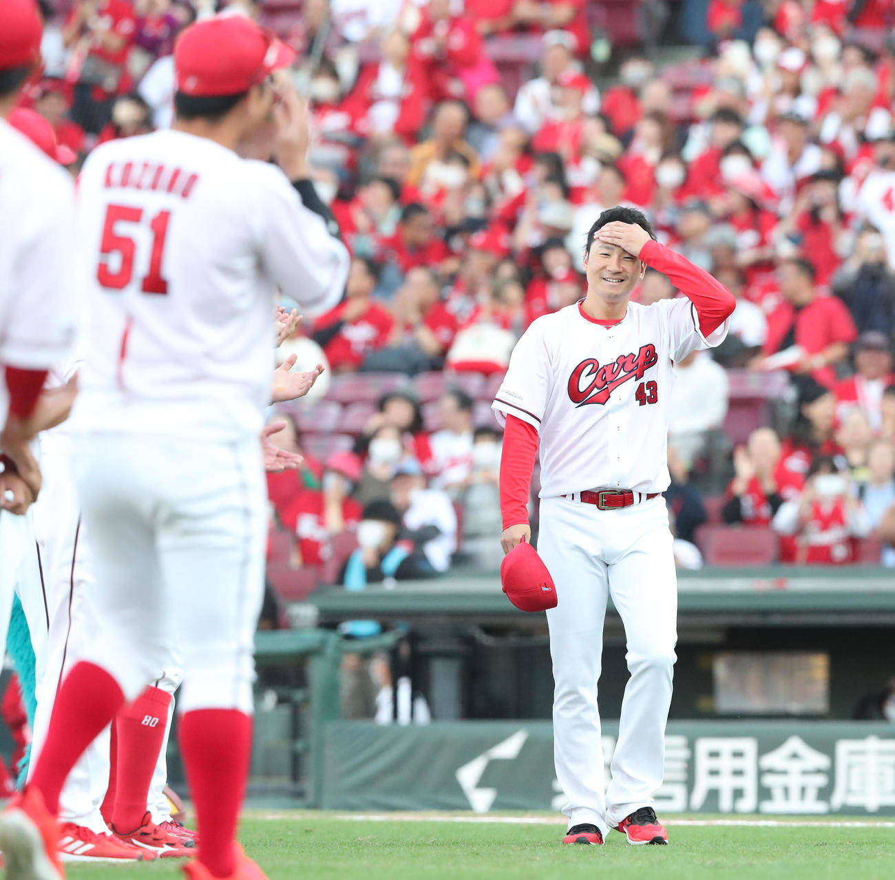 広島対DeNA　セレモニーで突然新井監督に呼ばれ困惑の表情を見せる島内（撮影・梅根麻紀）
